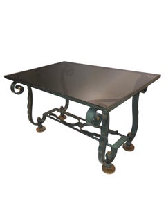 Tavolino francese degli anni '40 - ferro patinato verde e dorato con piano in vetro fumé