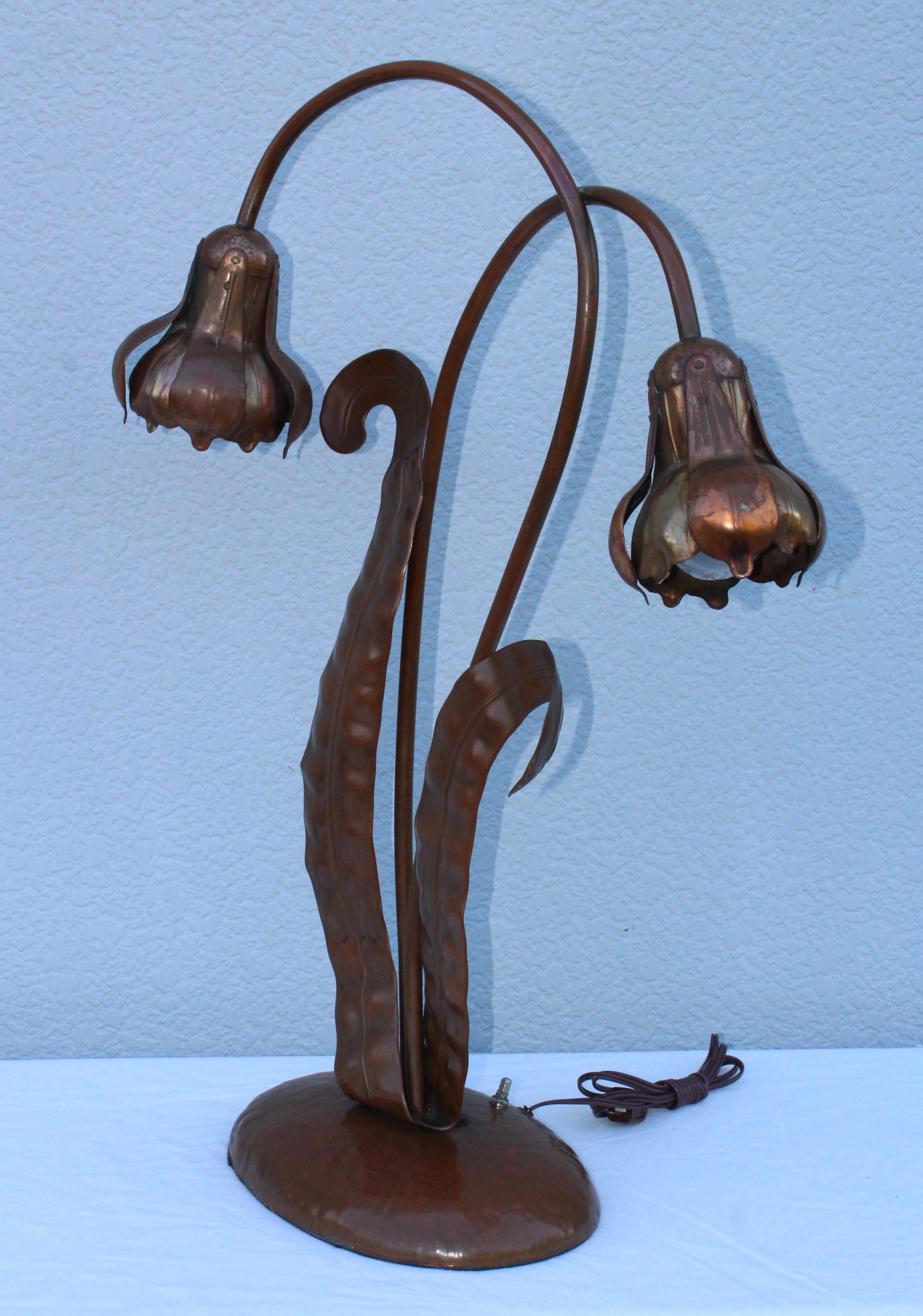 Lampe de table à fleurs en cuivre français des années 1940 en vente 4