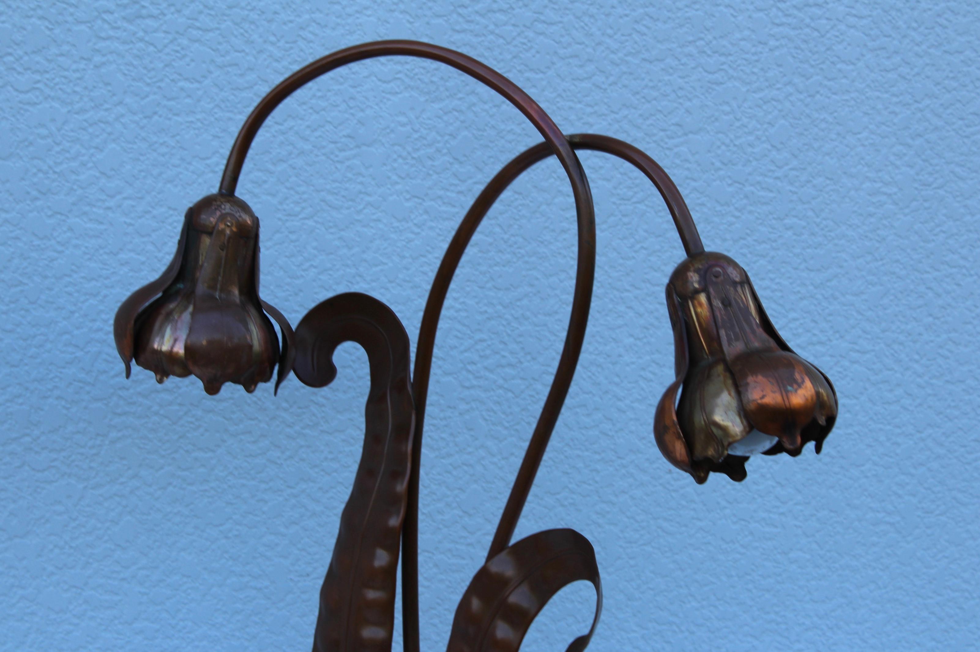 Lampe de table à fleurs en cuivre français des années 1940 en vente 5
