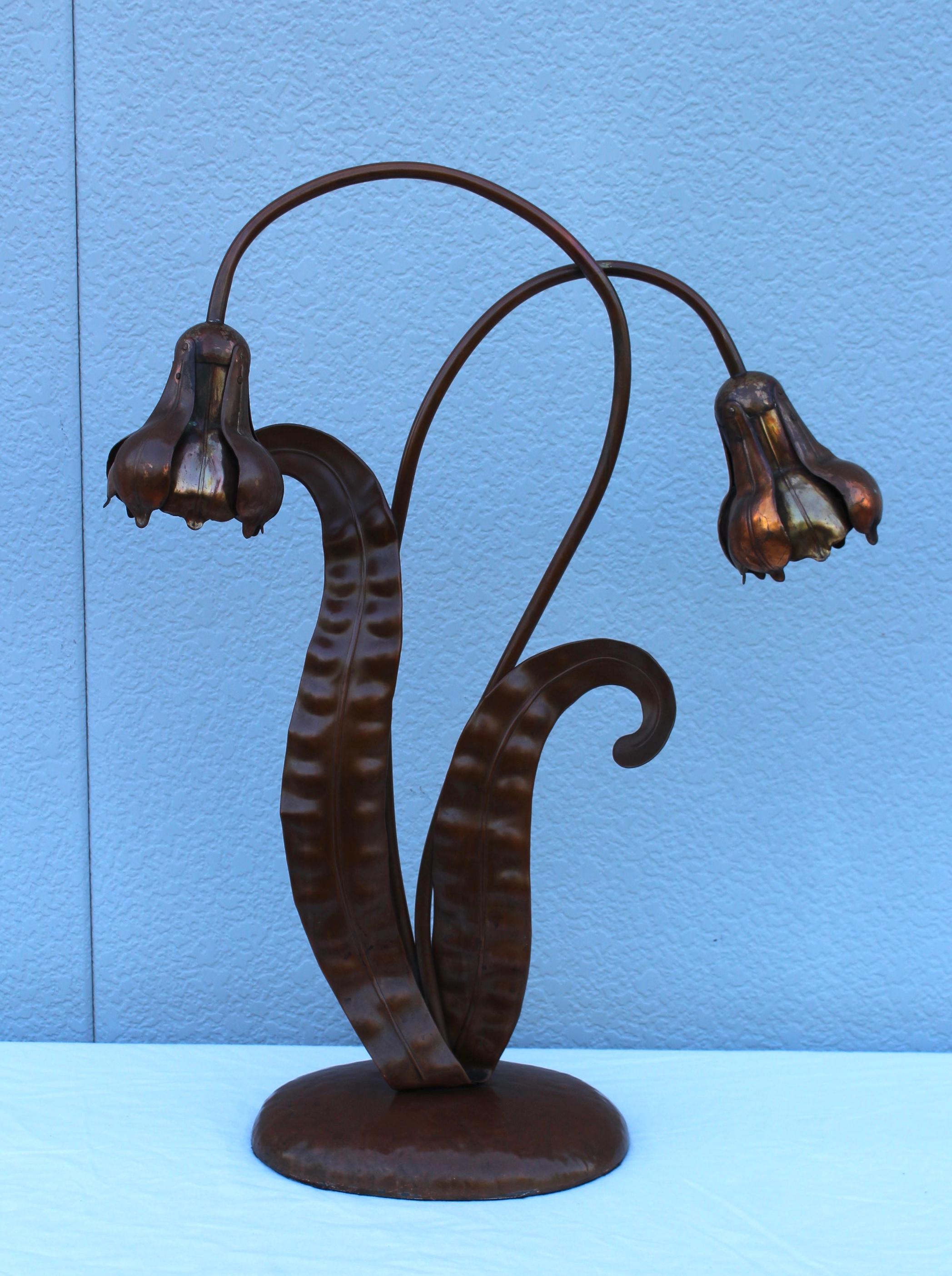 Superbe lampe de table en cuivre massif des années 1940, en état d'origine avec une usure et une patine mineures dues à l'âge et à l'utilisation, nouvellement reconnectée et prête à être utilisée.