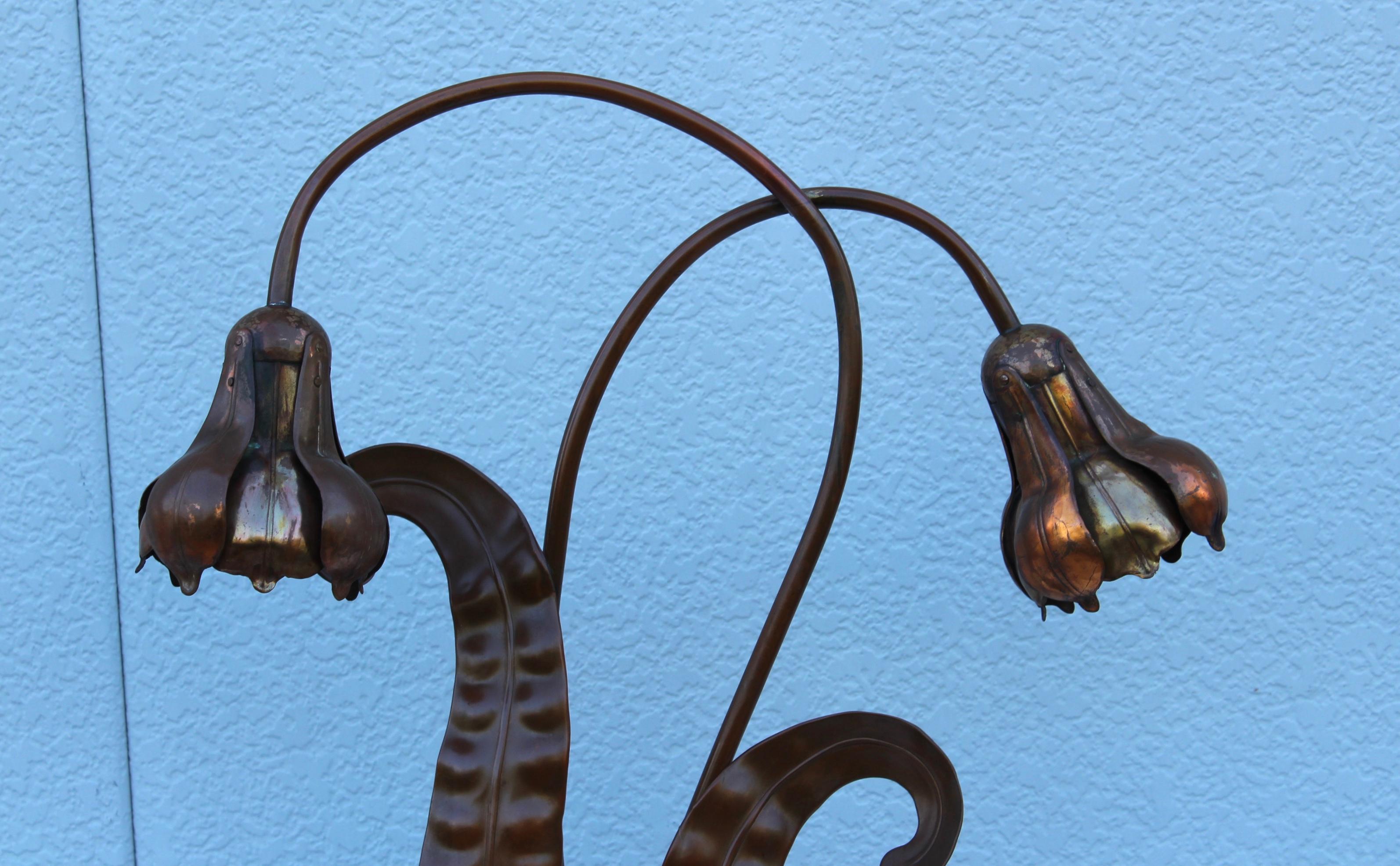Art déco Lampe de table à fleurs en cuivre français des années 1940 en vente