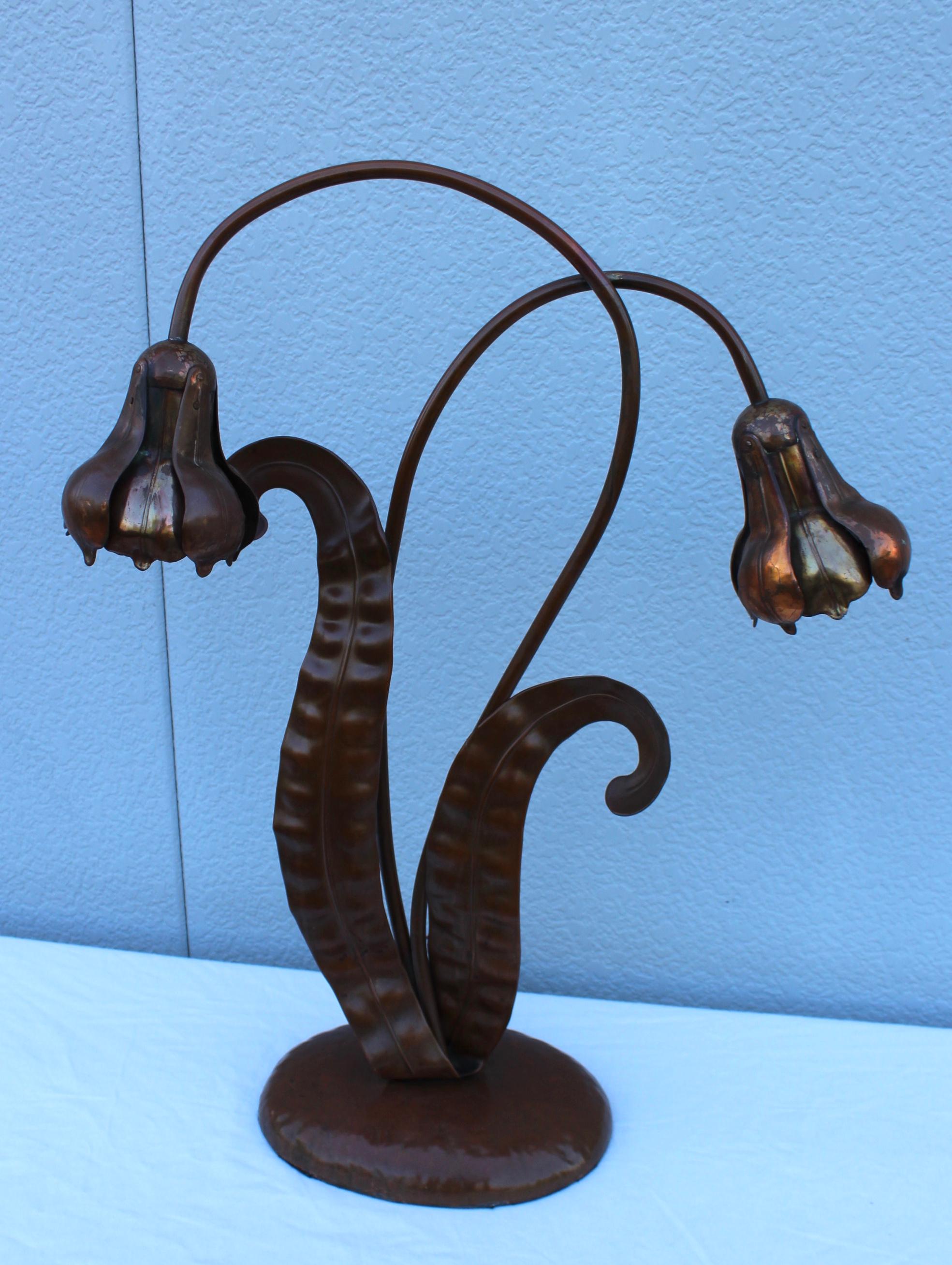 Lampe de table à fleurs en cuivre français des années 1940 en vente 2
