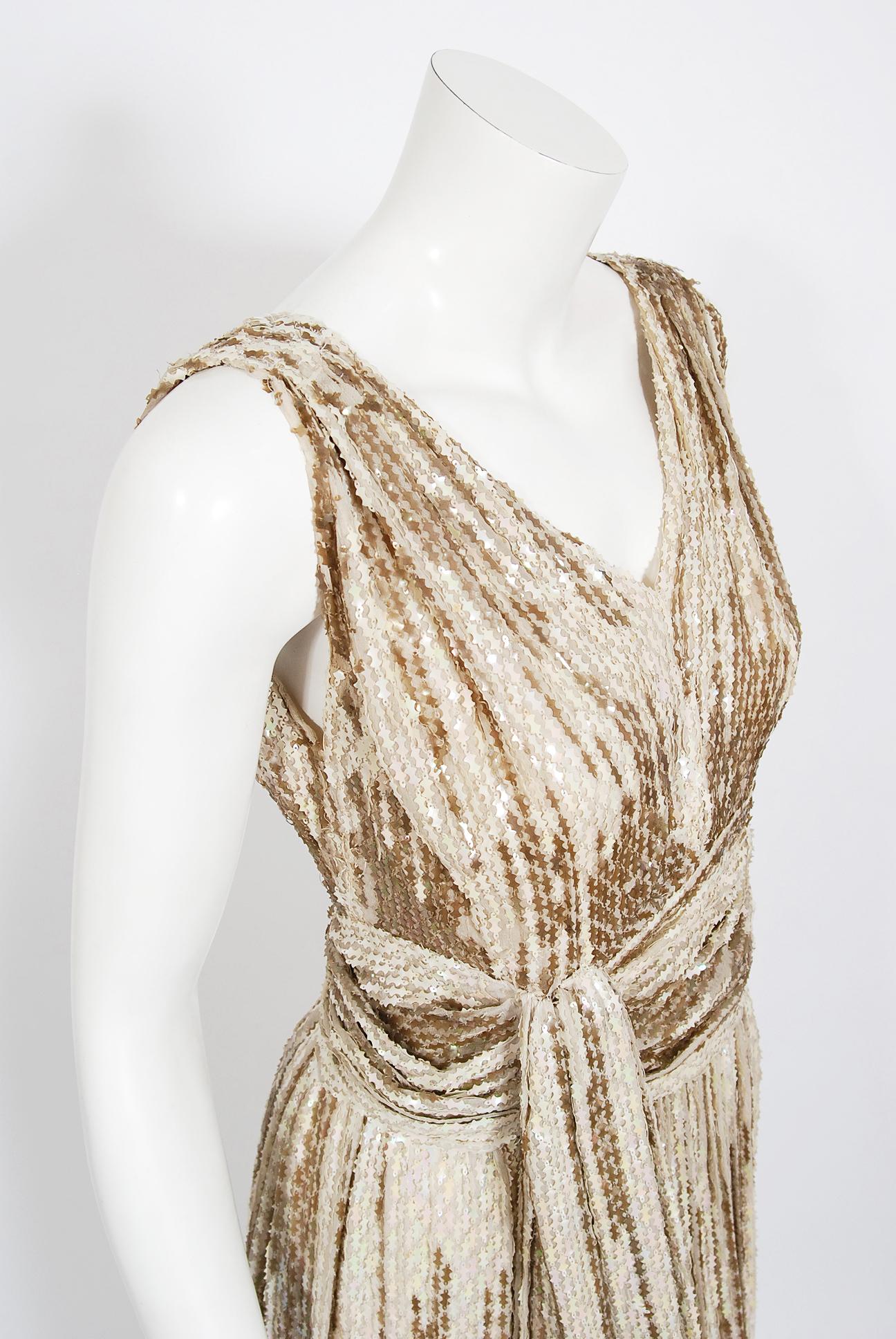 Or Robe drapée de haute couture française des années 1940, ivoire irisée, ornée de sequins en vente