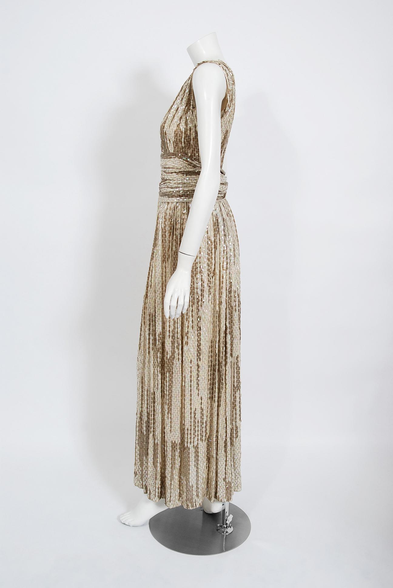 Robe drapée de haute couture française des années 1940, ivoire irisée, ornée de sequins Unisexe en vente