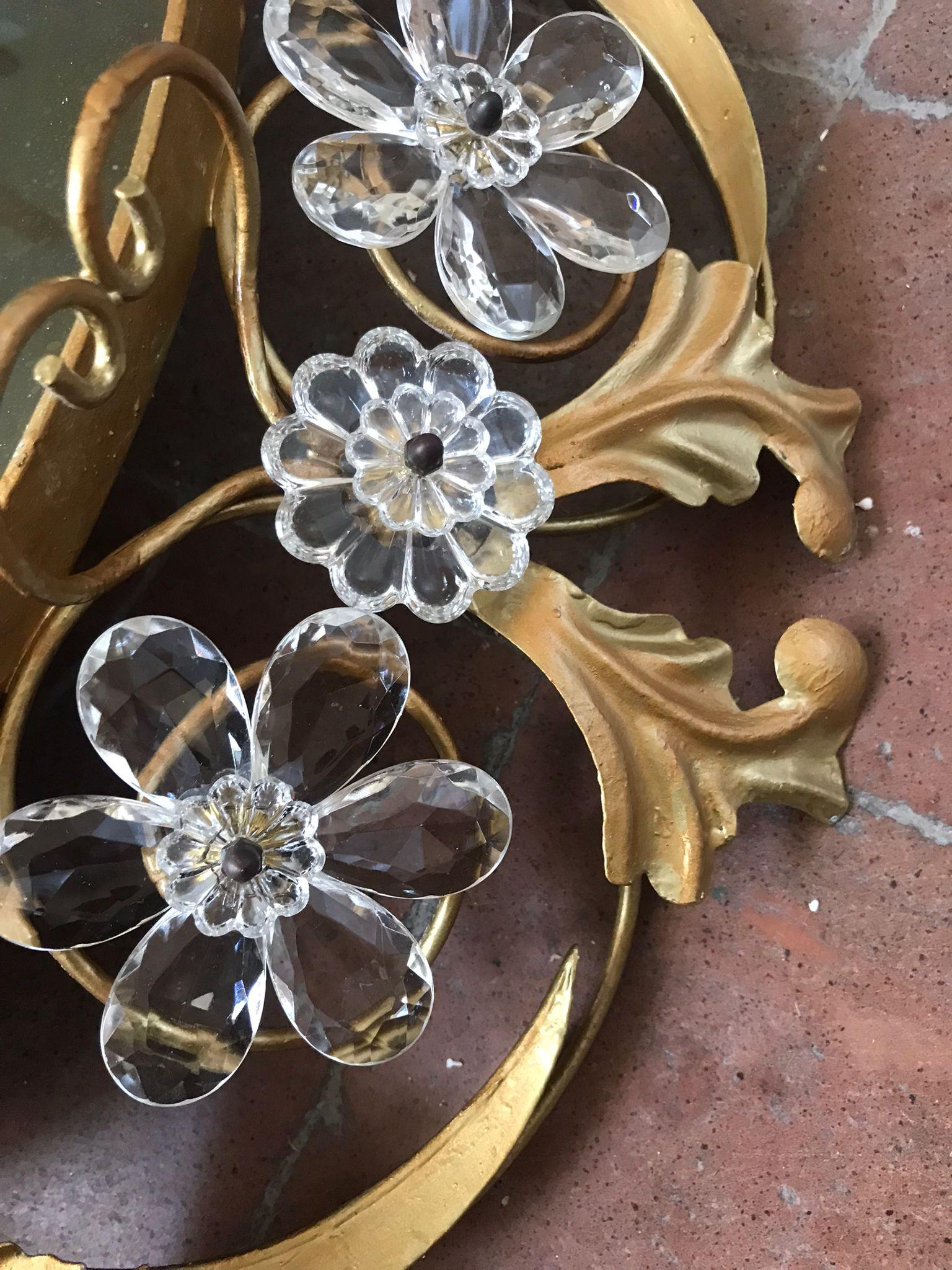 Lustre en métal doré fait à la main dans les années 1940, avec des nids de cristal et des fleurs, peut être suspendu soit en affleurement, soit avec une chaîne. en excellent état.

* Les dimensions sont sans chaîne.