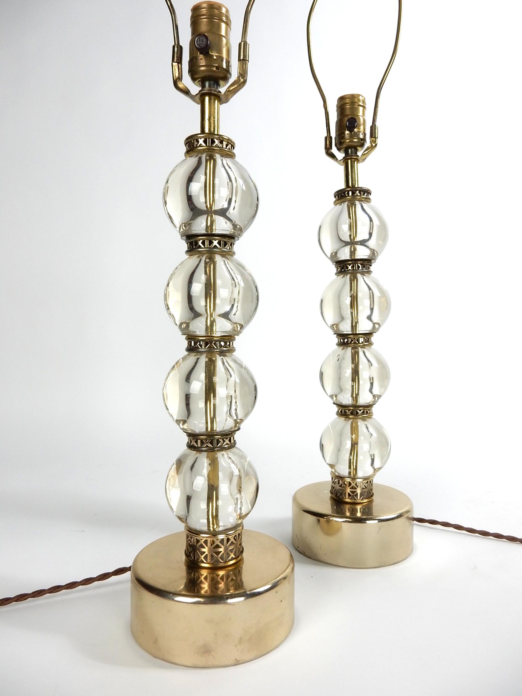 Une paire de lampes boule en verre de cristal à la manière de Jacques Adnet et Mathieu Matégot.
boules de verre de 3-1/2