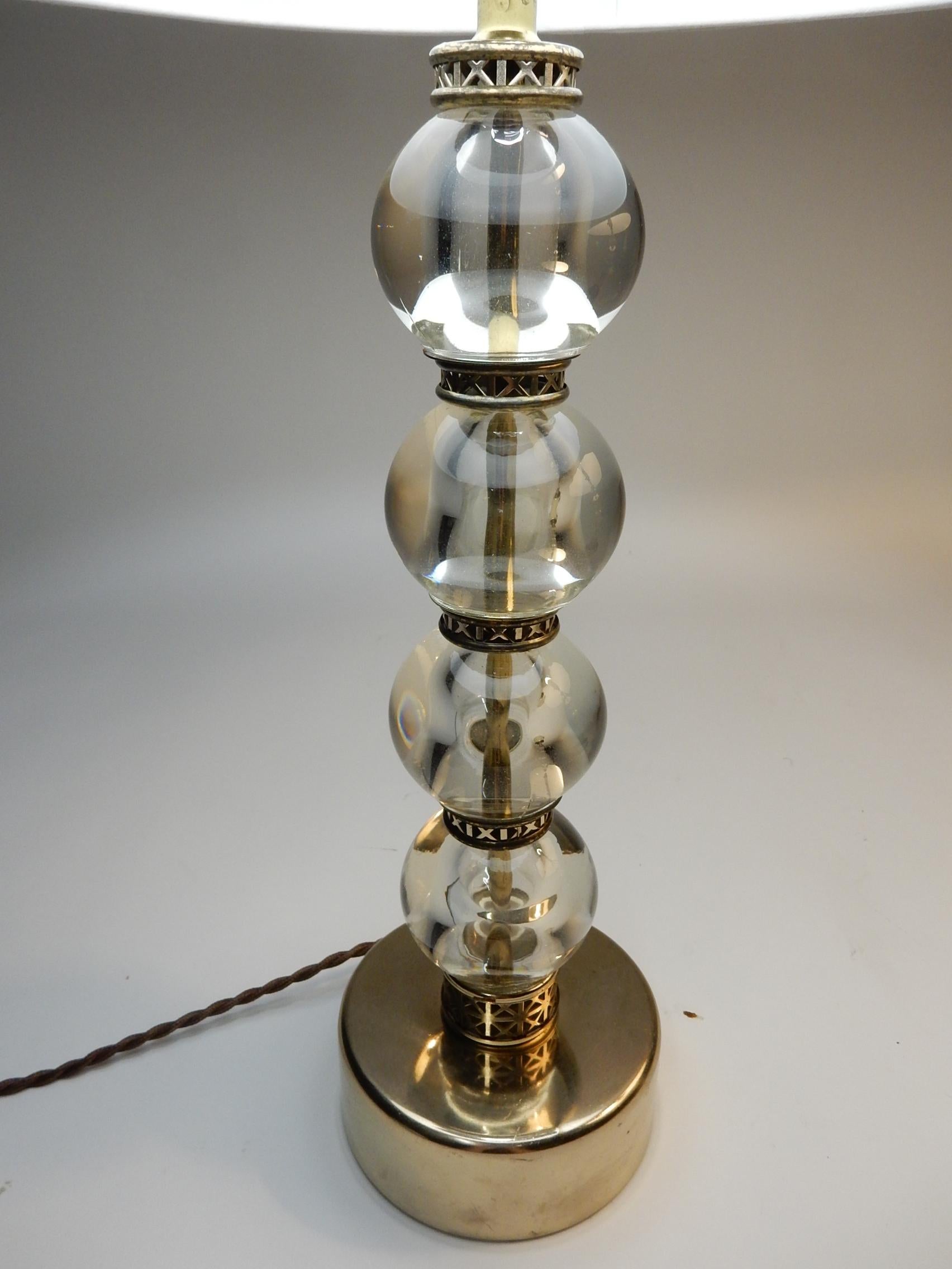 Lampes françaises des années 1940 en cristal, boule de verre et laiton percé Bon état - En vente à Las Vegas, NV