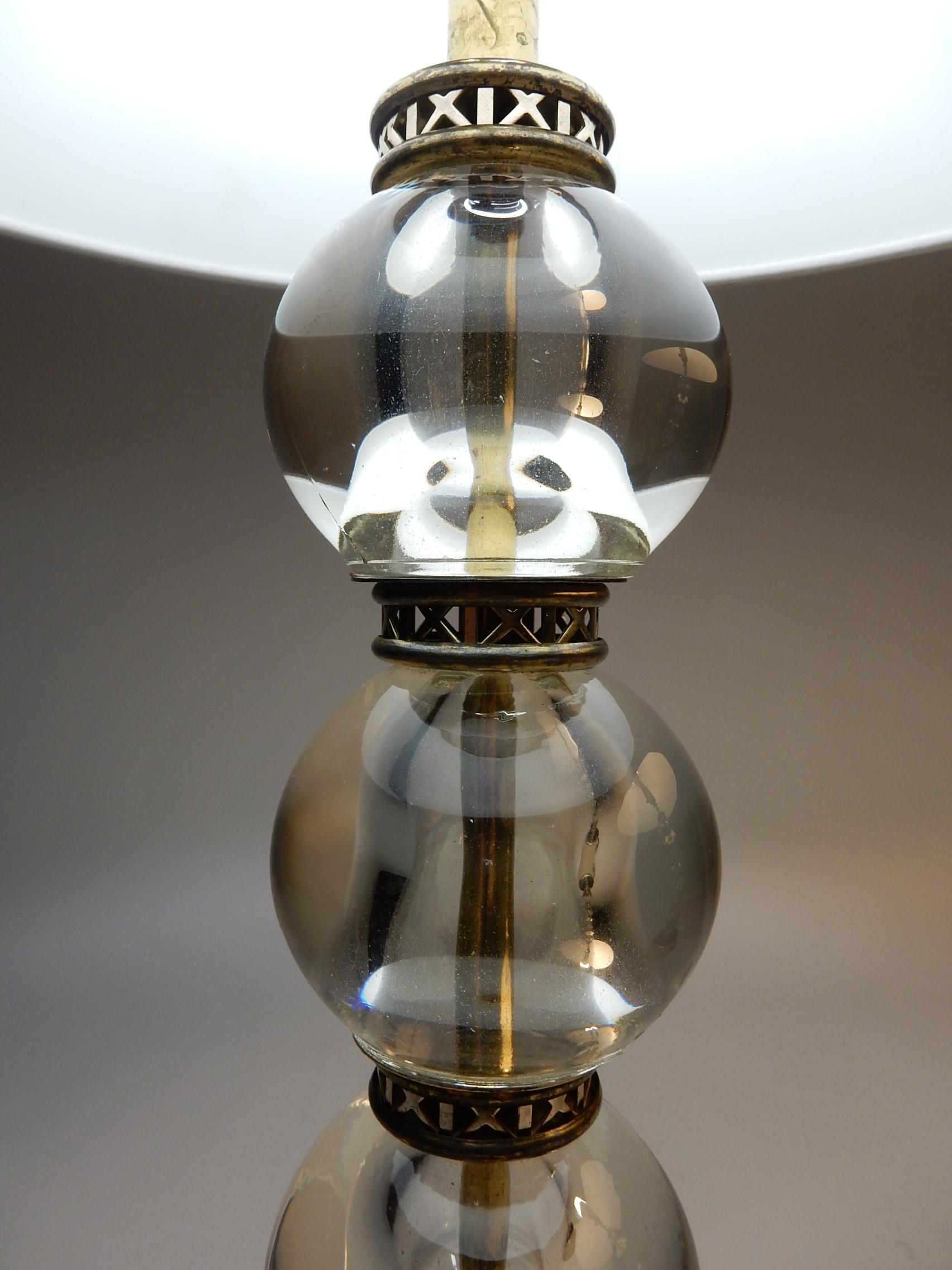 20ième siècle Lampes françaises des années 1940 en cristal, boule de verre et laiton percé en vente