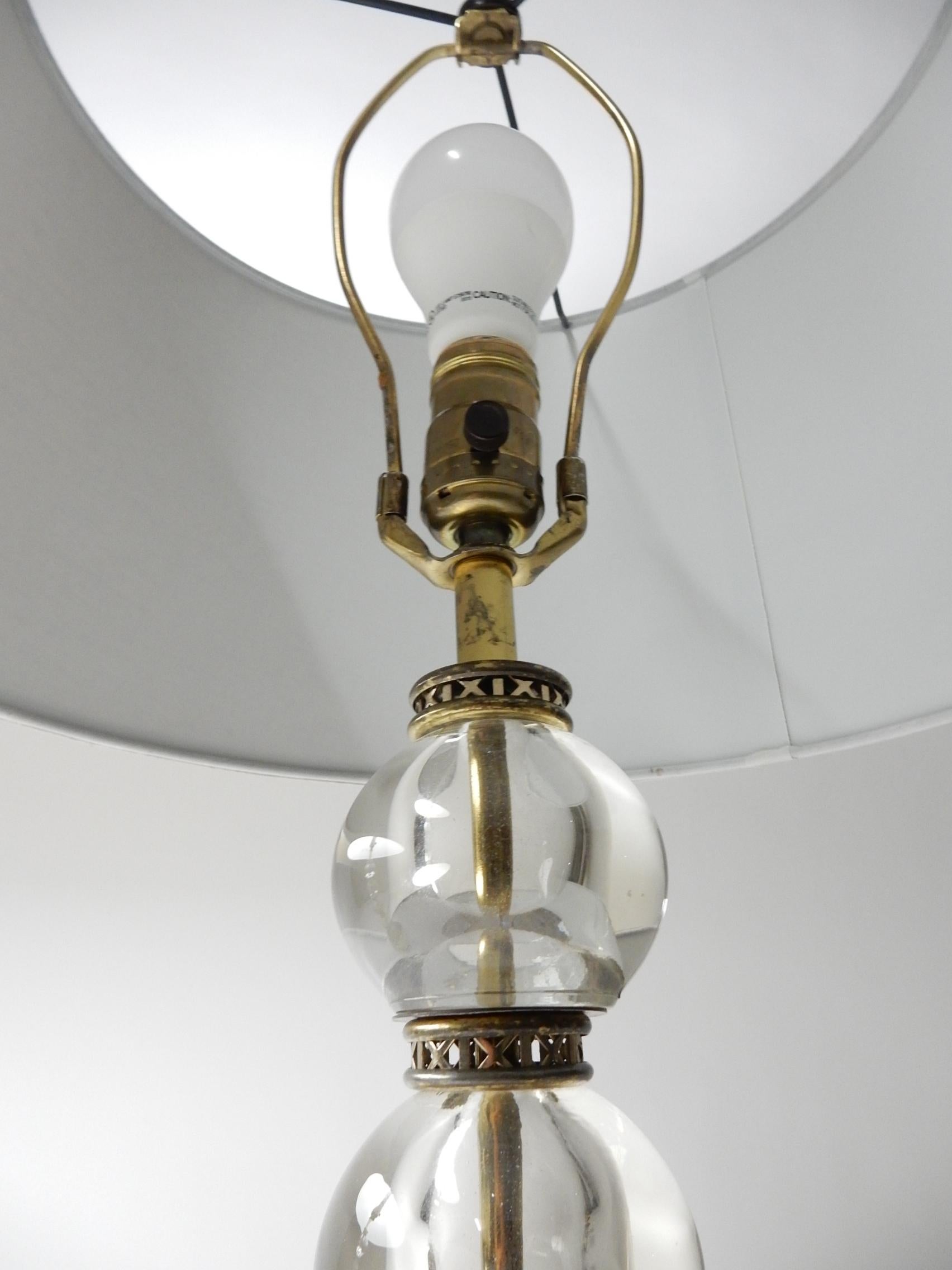 Lampes françaises des années 1940 en cristal, boule de verre et laiton percé en vente 2