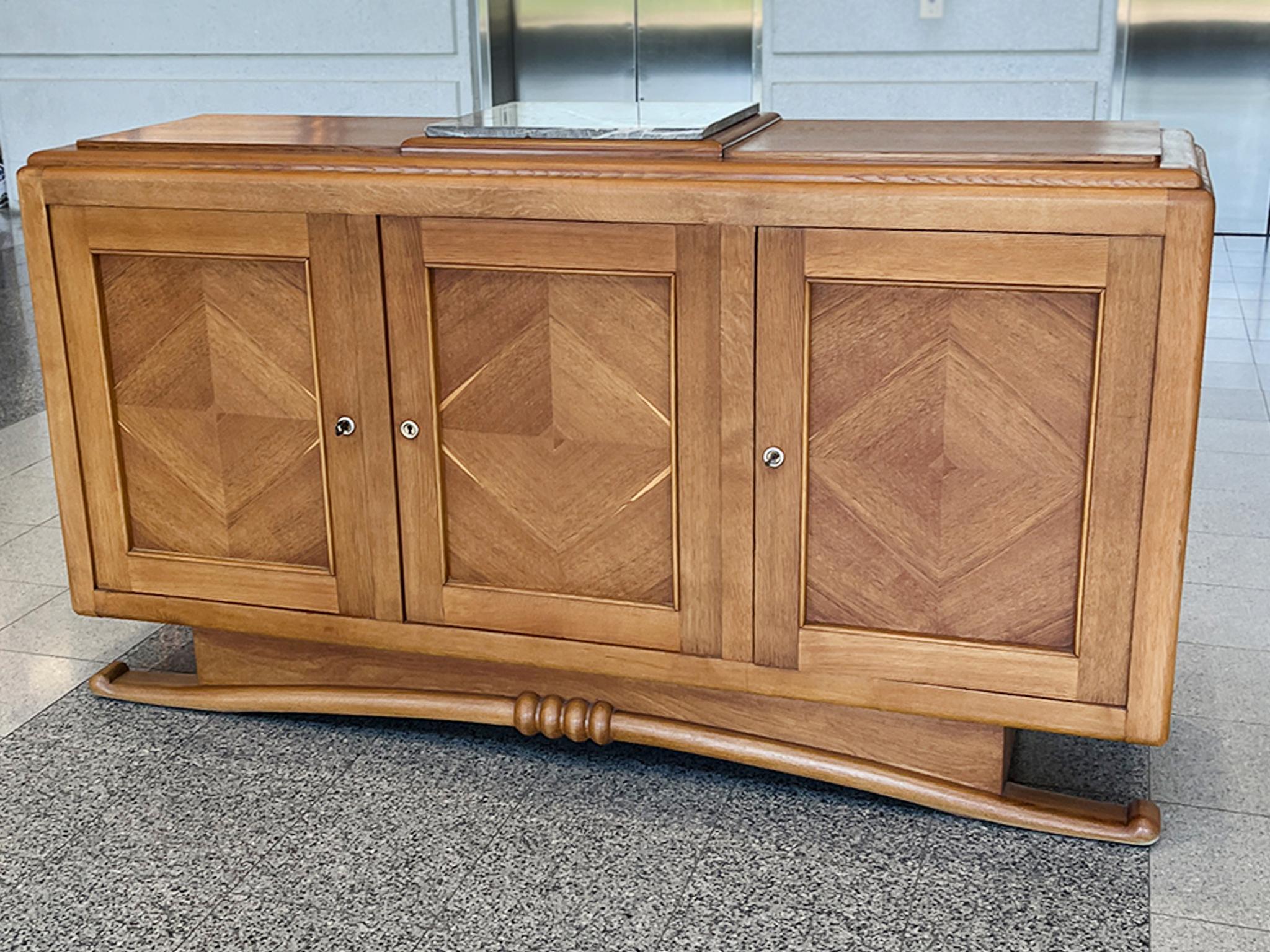 Intagliato a mano Credenza francese deco degli anni '40 in Oak in vendita