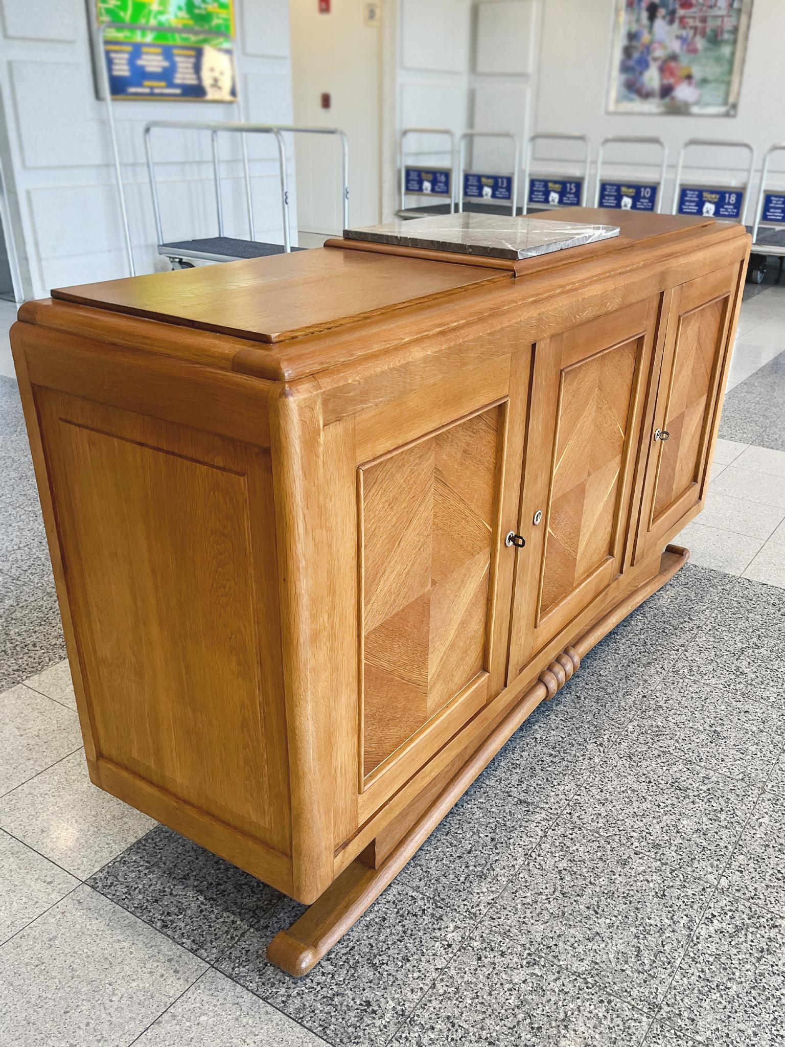 Credenza francese deco degli anni '40 in Oak In condizioni buone in vendita a New York, NY
