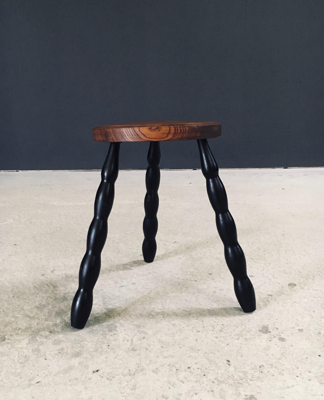 1940's French Design Bobbin Tripod Stool In Good Condition For Sale In Oud-Turnhout, VAN