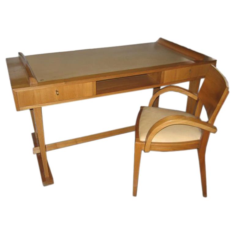 Französischer Schreibtisch und Stuhl aus Ulmenholz mit Lederakzenten aus den 1940er Jahren im Angebot