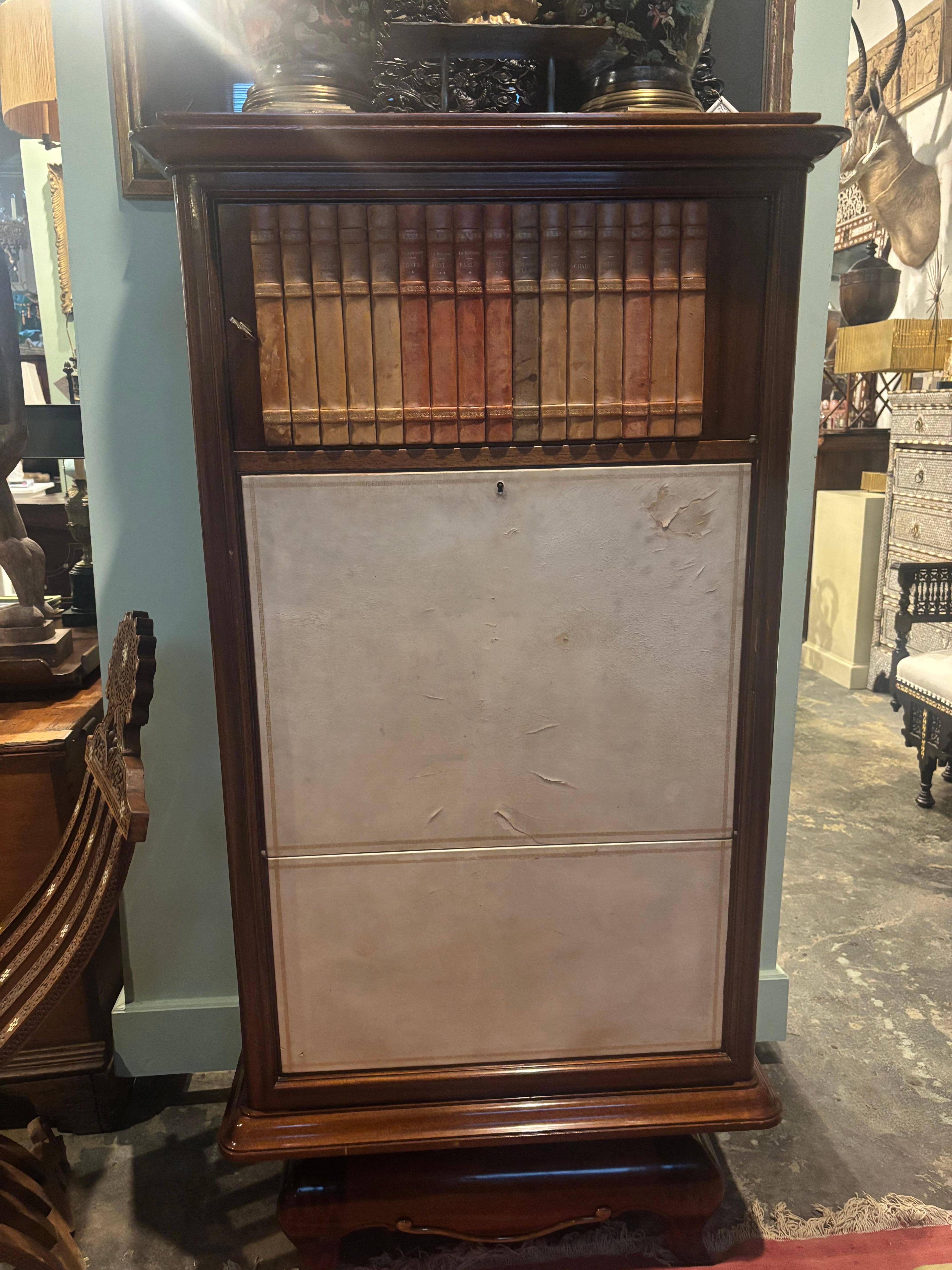 Segreteria francese a ribalta degli anni '40 - Finitura in pelle di capra e libreria in ecopelle, Parigi Provenienza.      

Eleganza e funzionalità, questa segreteria francese a ribalta degli anni '40 combina la sensibilità moderna della metà del