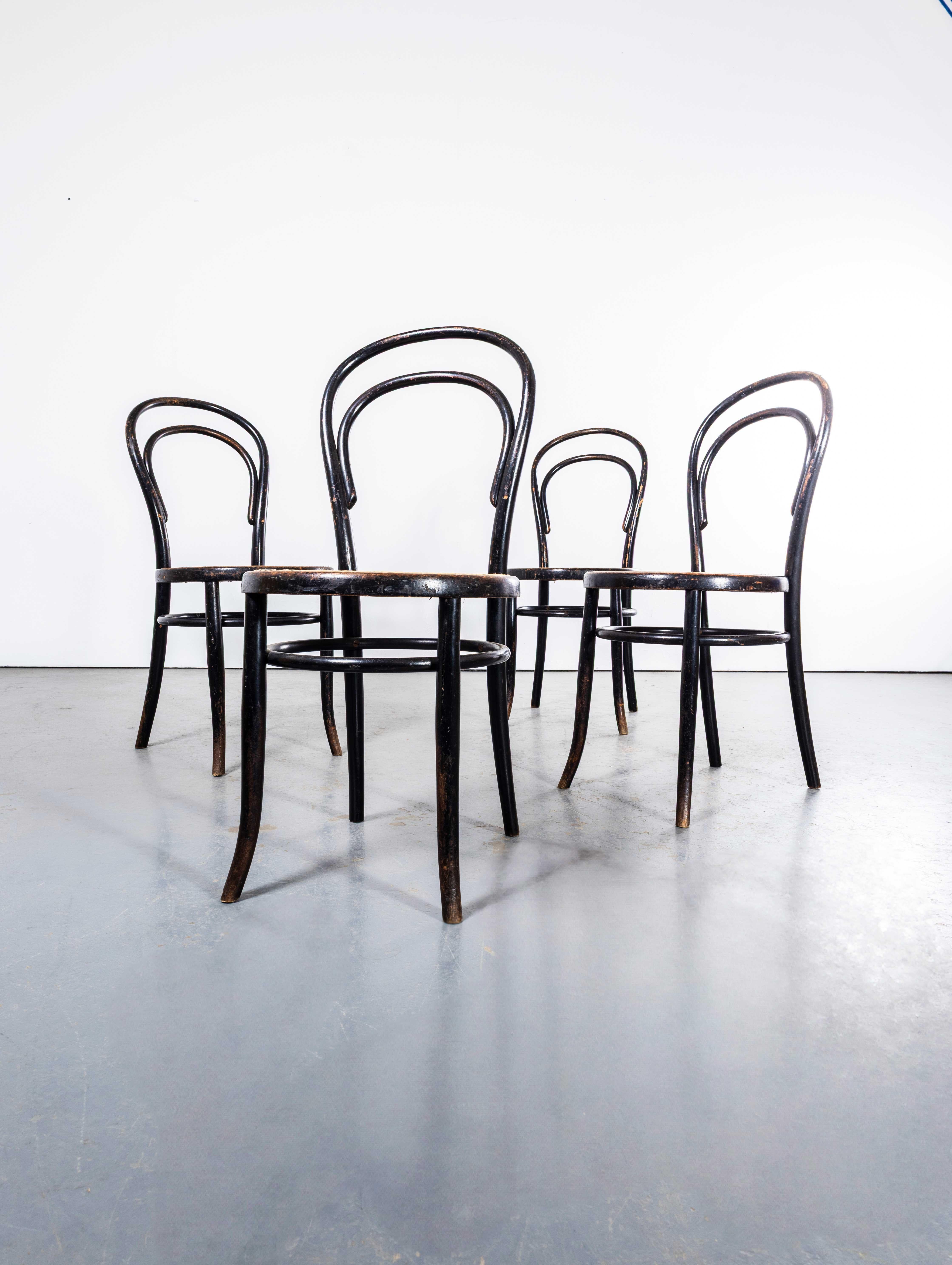 1940's French Ebonised Cane Hoop Back Dining Chairs - Set Of Four. 

Klassische Esszimmerstühle aus Buche mit Bügelrücken, hergestellt in Frankreich. Das Verfahren zum Biegen von Buchenholz mit Dampf zu eleganten Stühlen wurde von Thonet entdeckt