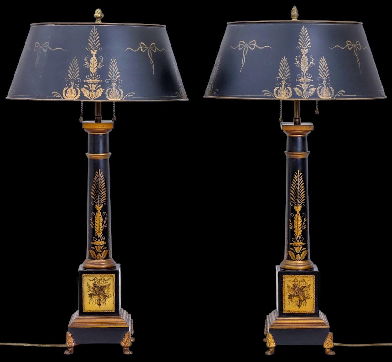 ¡Son preciosas! Estas lámparas tole pintadas a mano son francesas. Están en muy buen estado y están firmados. La base y el cuerpo muestran muchos elementos de la época del Imperio francés.  La base de las pantallas tiene 15 pulgadas de diámetro.
