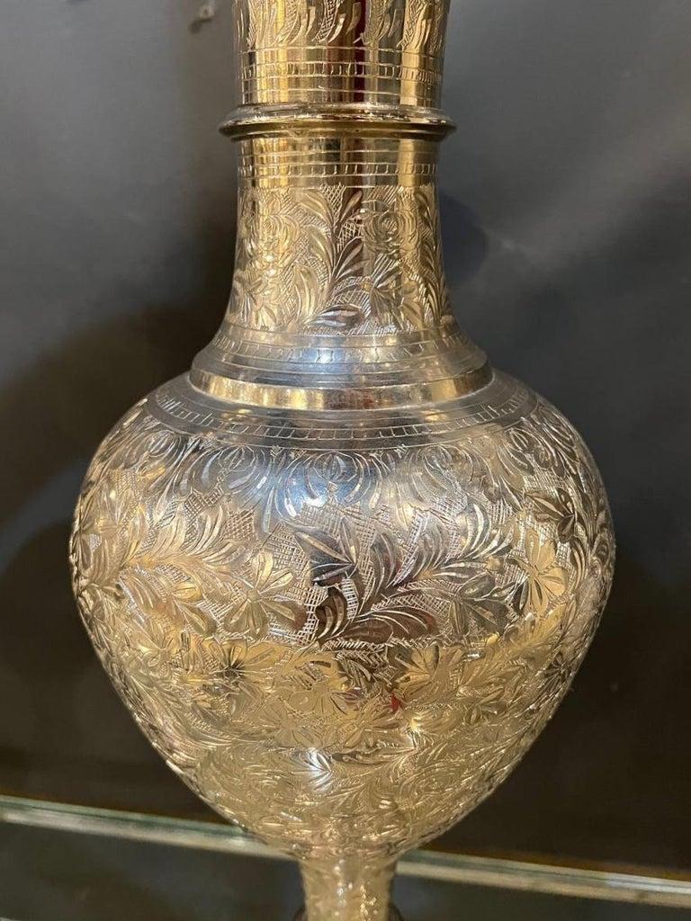Coppia di vasi francesi placcati in argento del 1940 con ornamenti incisi sul corpo 