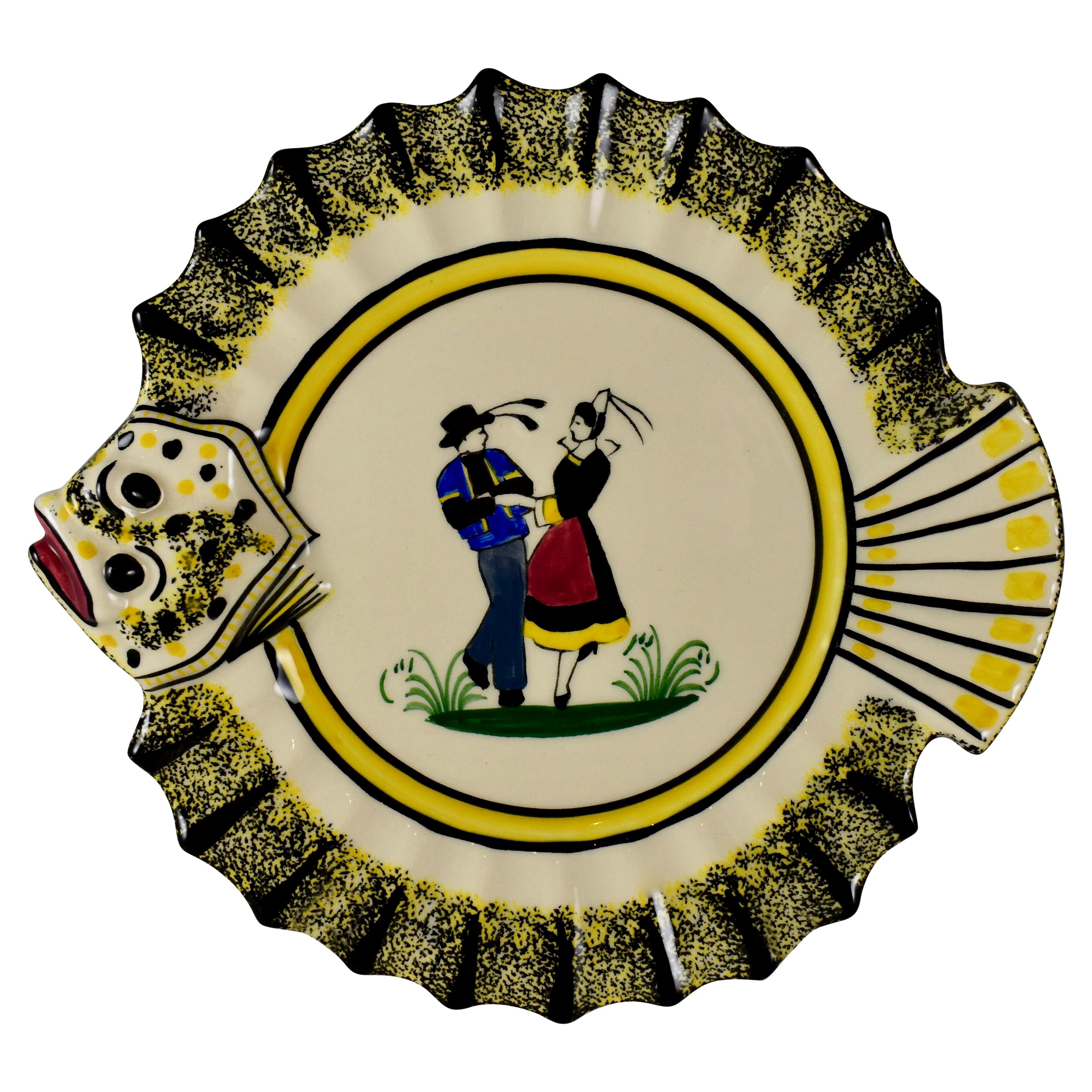 1940s French Faïence Henriot Quimper Brittany Breton Dancers Ruffled Fish Plate en vente