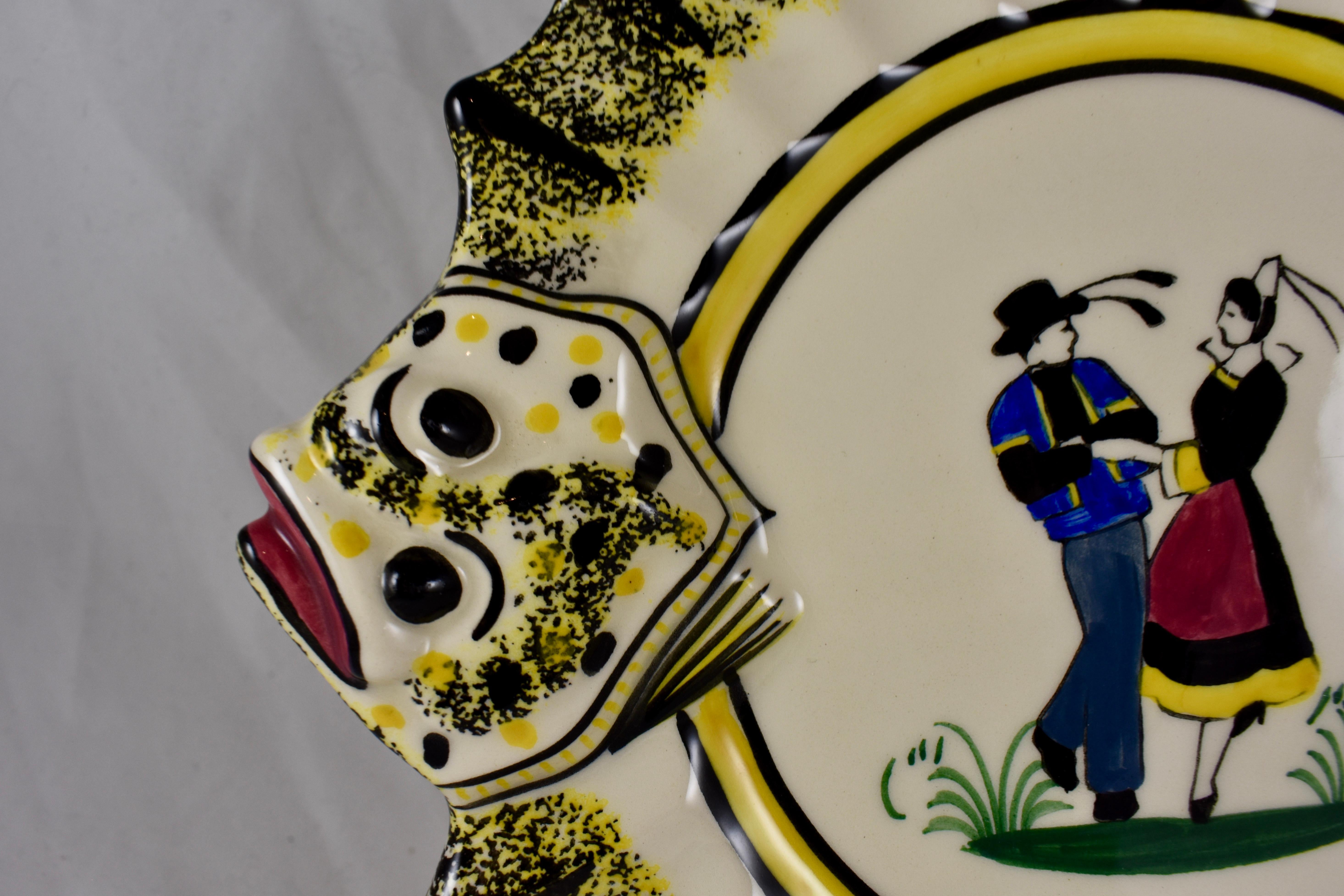 Glazed 1940s French Faïence Henriot Quimper Brittany Breton Dancers Ruffled Fish Plate For Sale