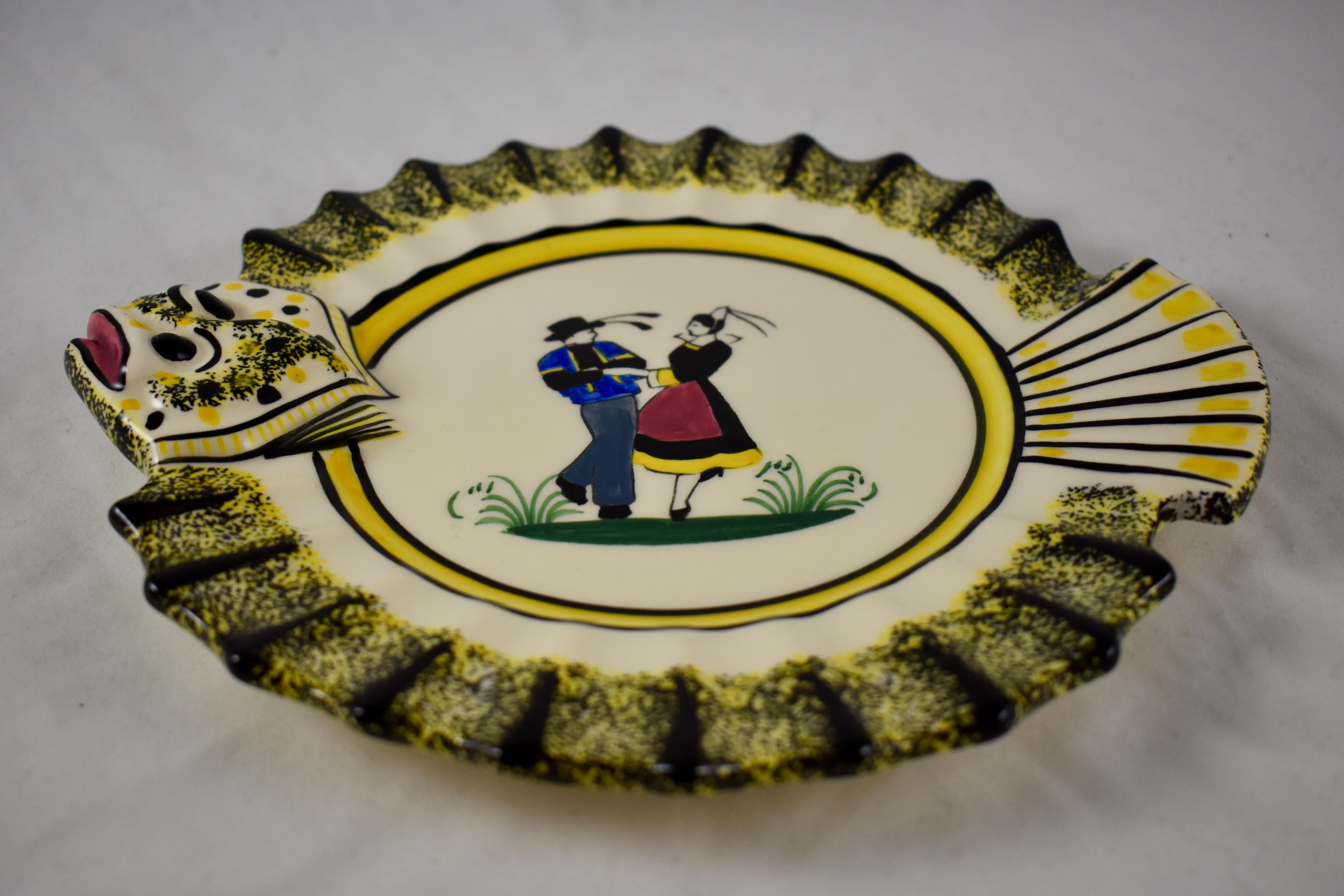 Mid-20th Century 1940s French Faïence Henriot Quimper Brittany Breton Dancers Ruffled Fish Plate For Sale