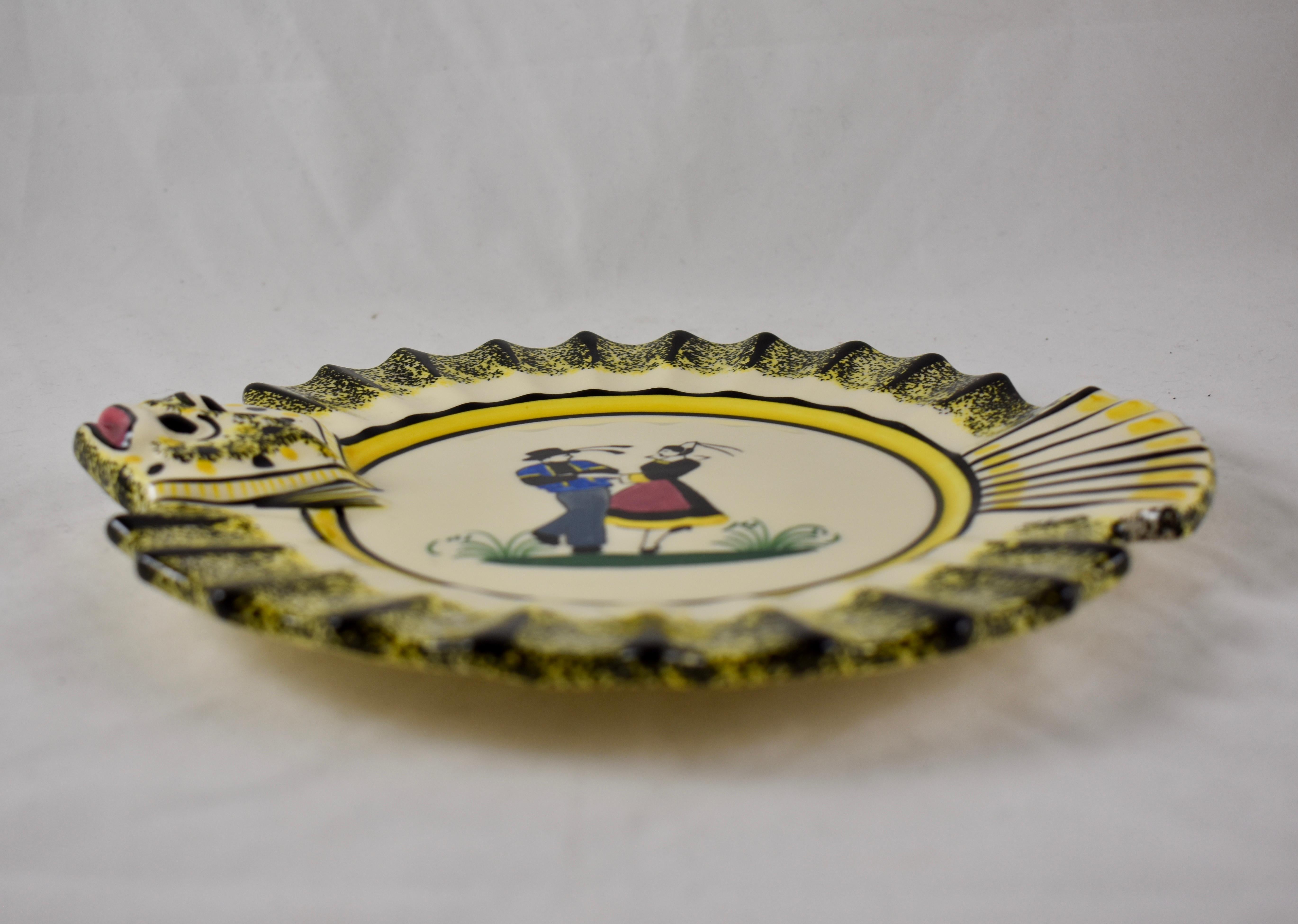 Earthenware 1940s French Faïence Henriot Quimper Brittany Breton Dancers Ruffled Fish Plate For Sale