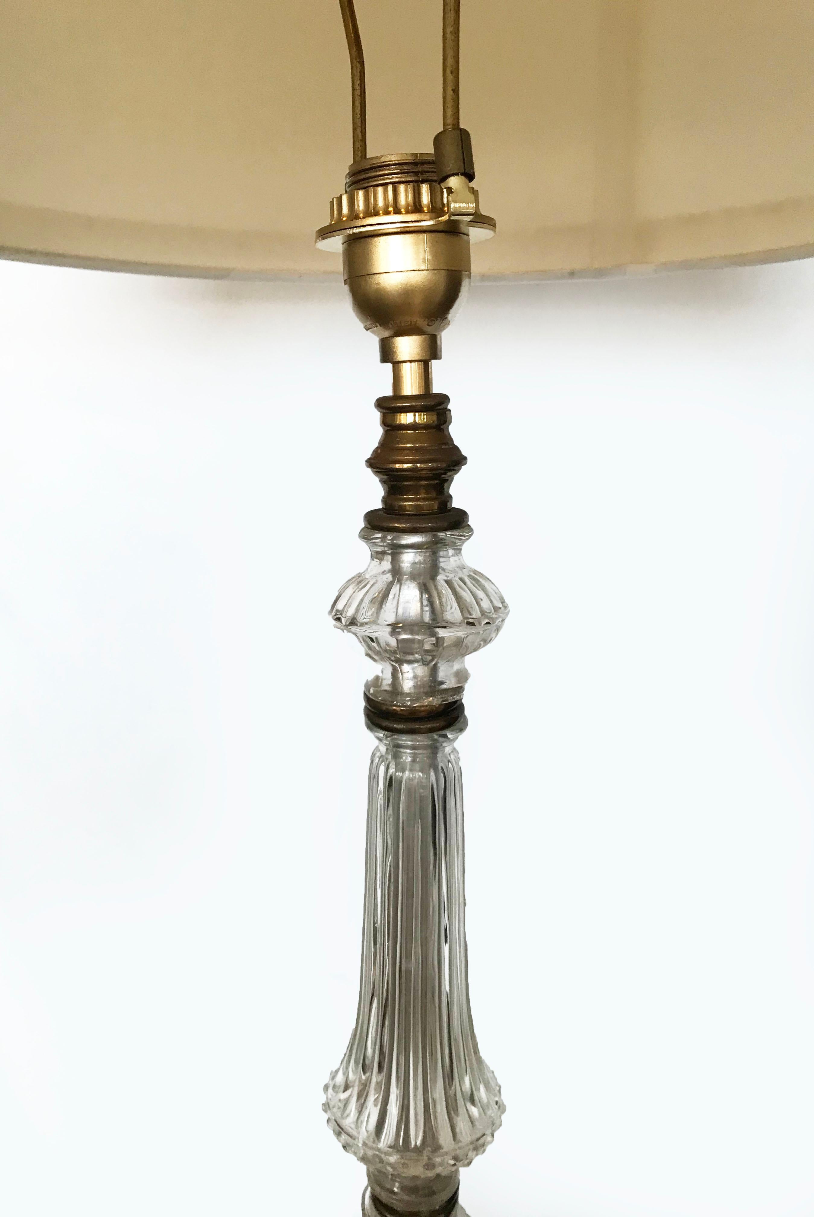 Splendide French circa 1940 glass floor lamp 
Twisted brass geometric triangular base
clear glass
1 bulb 100W max 
Tripode base: 19