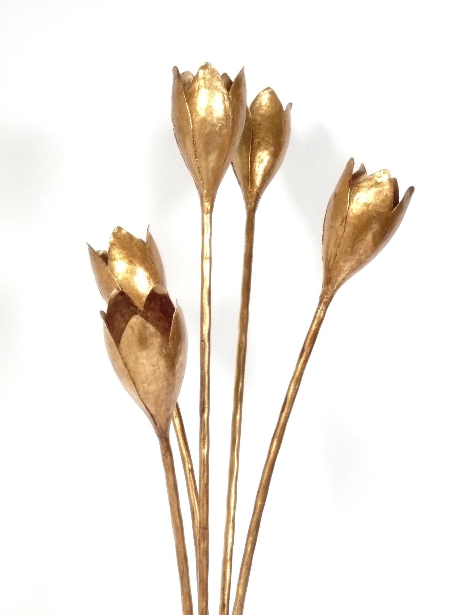 Französische Stehlampe aus vergoldetem Metall, zugeschrieben Maison Bagues, Frankreich, ca. 1940er Jahre. Original vergoldetes Metall mit warmer Originalpatina. Es wurde neu verkabelt und ist sofort einsatzbereit.