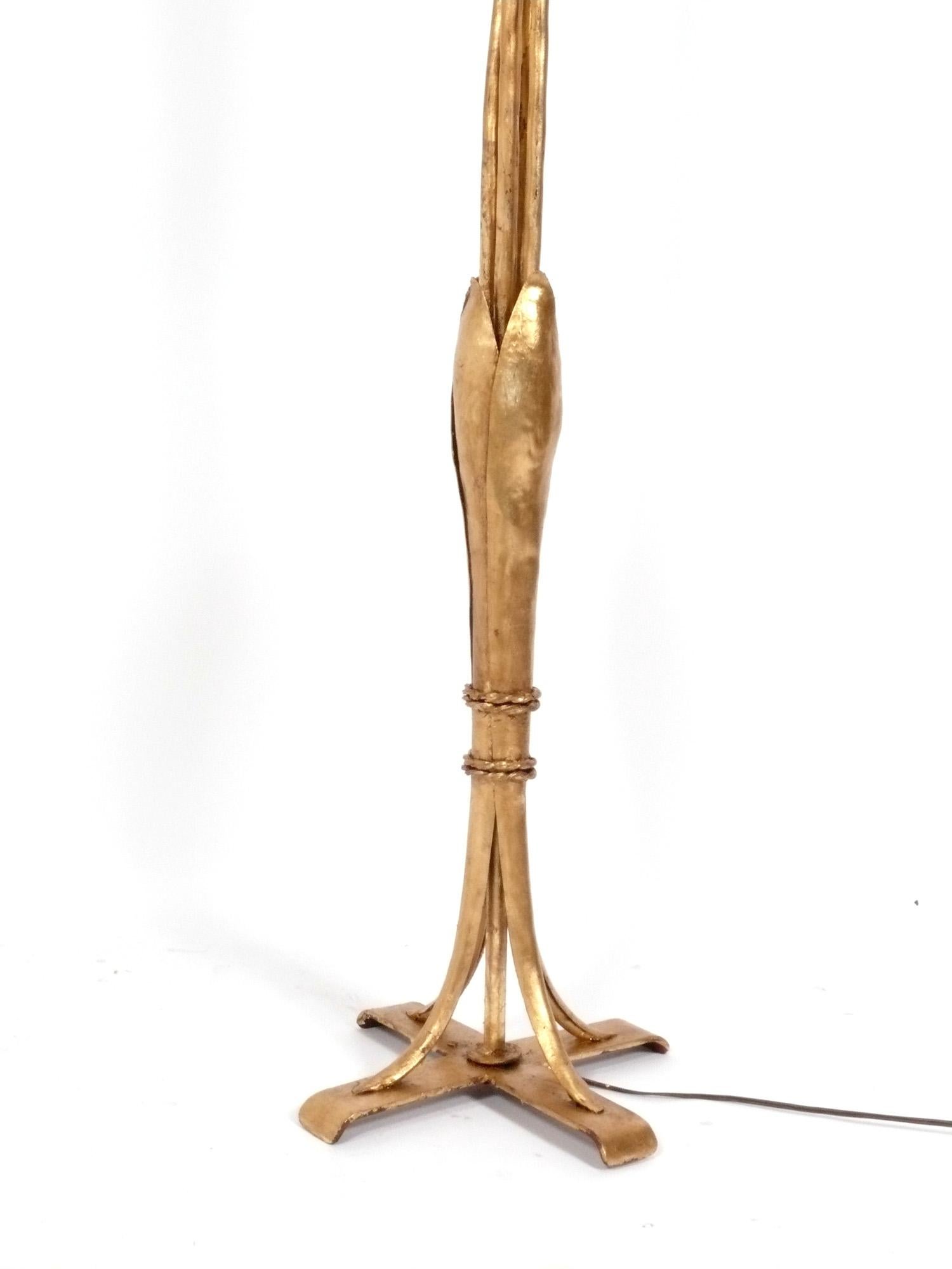 Hollywood Regency Lampadaire floriforme en métal doré des années 1940 attribué à la Maison Bagues en vente