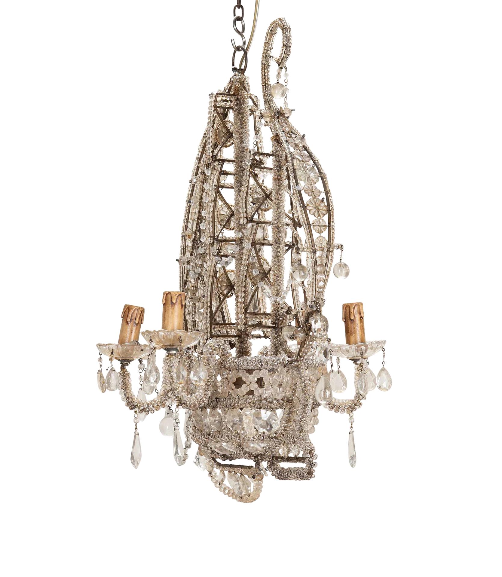 Insolite et magnifique lustre français des années 1940 dans le style de la Maison Bauges.
Accroché avec des perles de classe coupées. Une pièce d'apparat qui fera sensation dans n'importe quelle pièce.
Recâblage et test PAT selon les normes