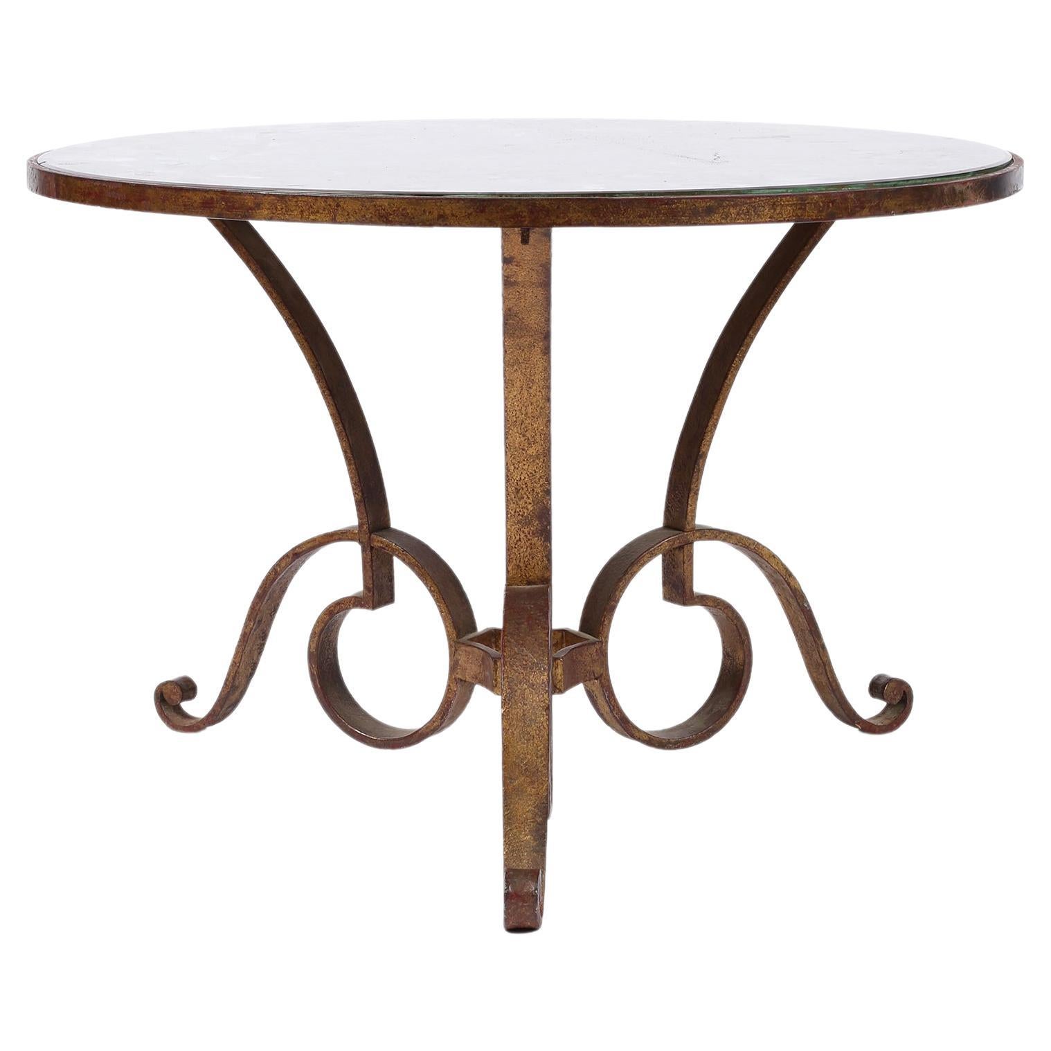 Table basse en fer forgé doré et verre églomisé par René Drouet, années 1940 en vente