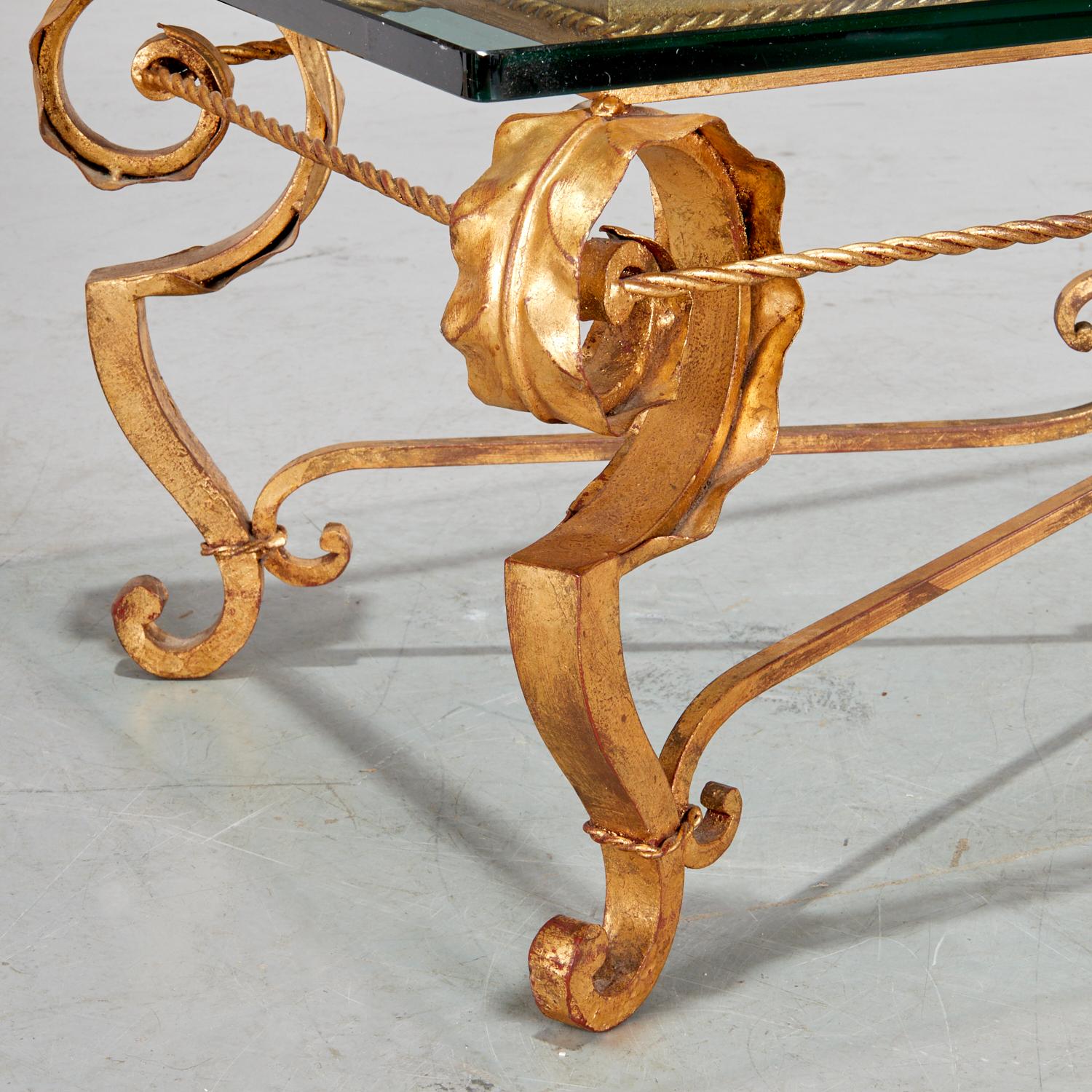Hollywood Regency Table basse en fer doré et verre dans le style de la Maison Baguès des années 1940 en vente