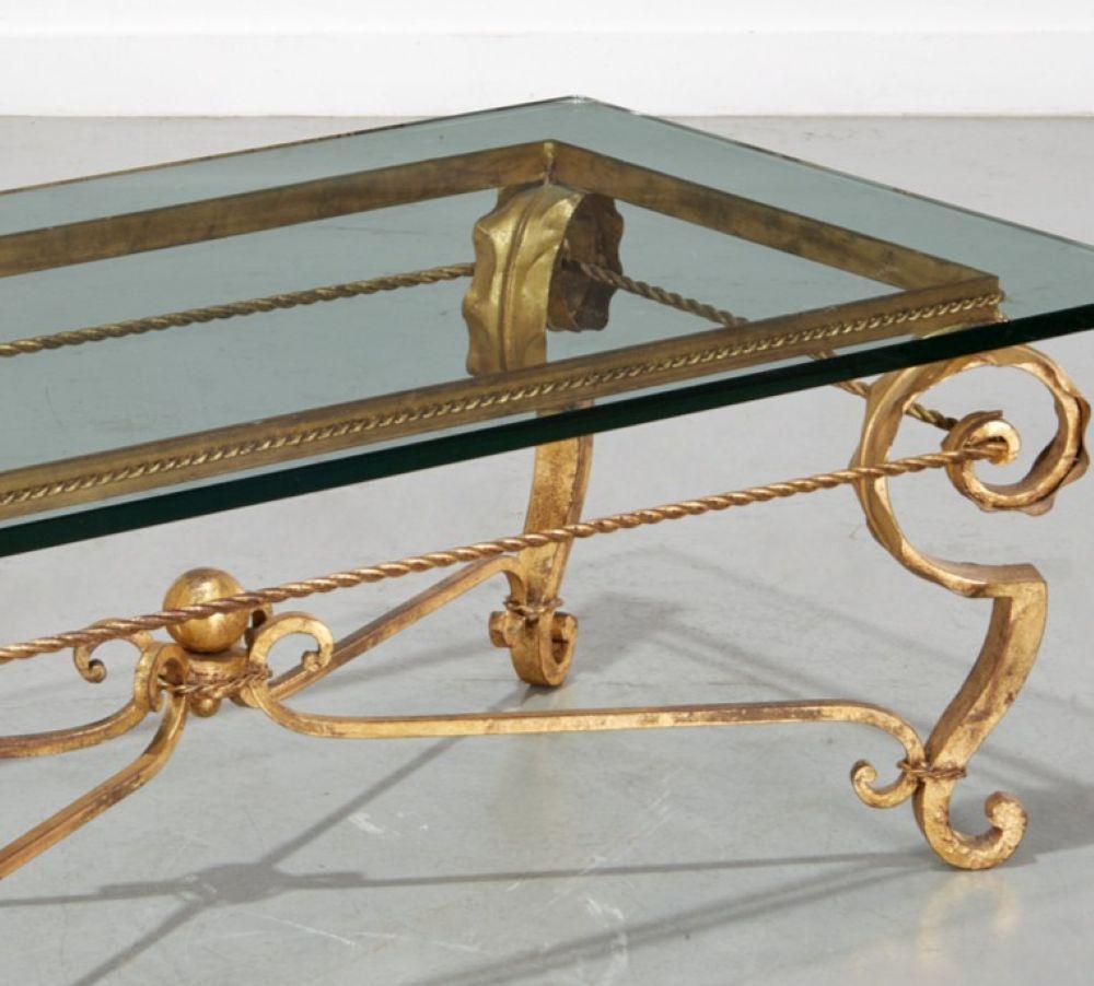 Français Table basse en fer doré et verre dans le style de la Maison Baguès des années 1940 en vente