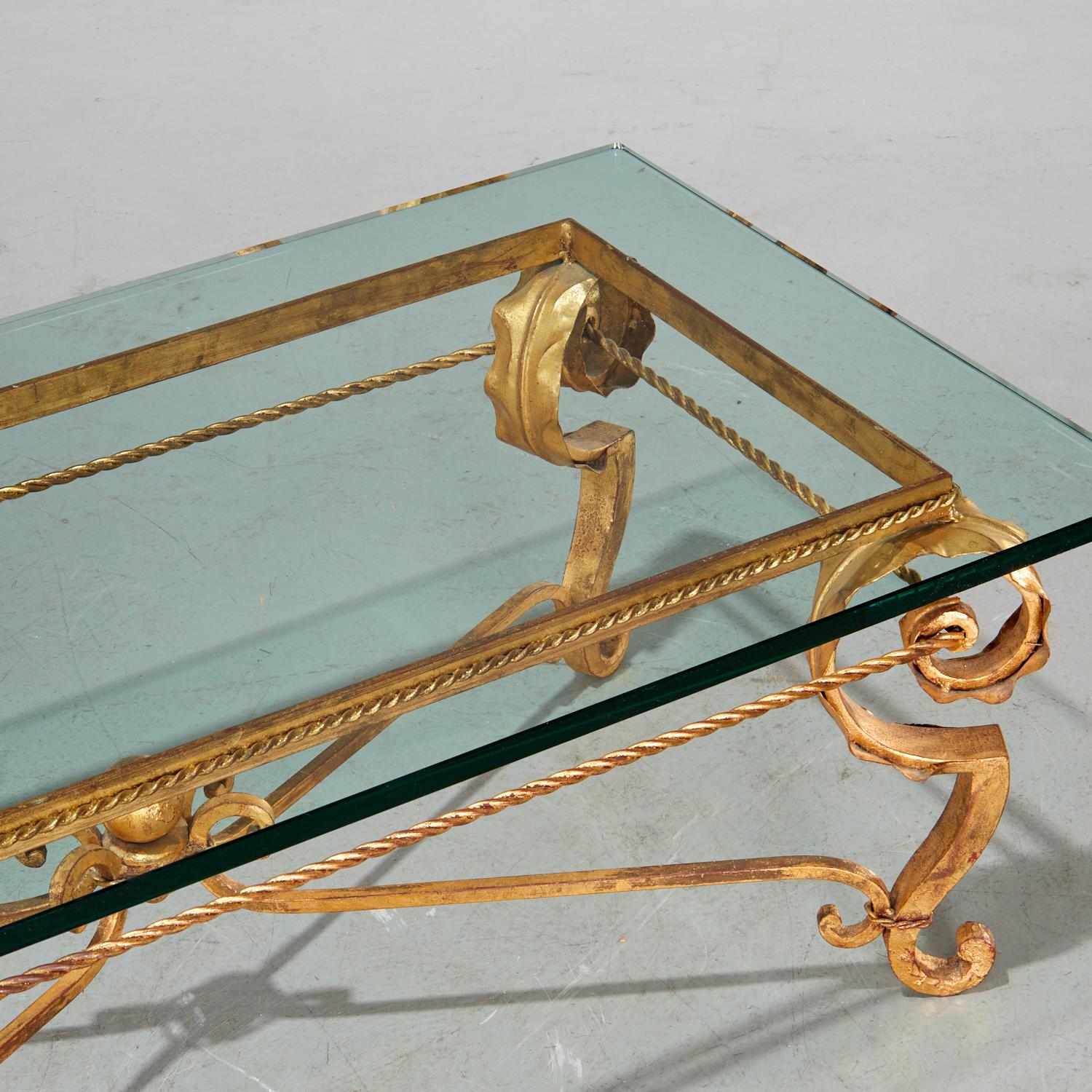 Doré Table basse en fer doré et verre dans le style de la Maison Baguès des années 1940 en vente