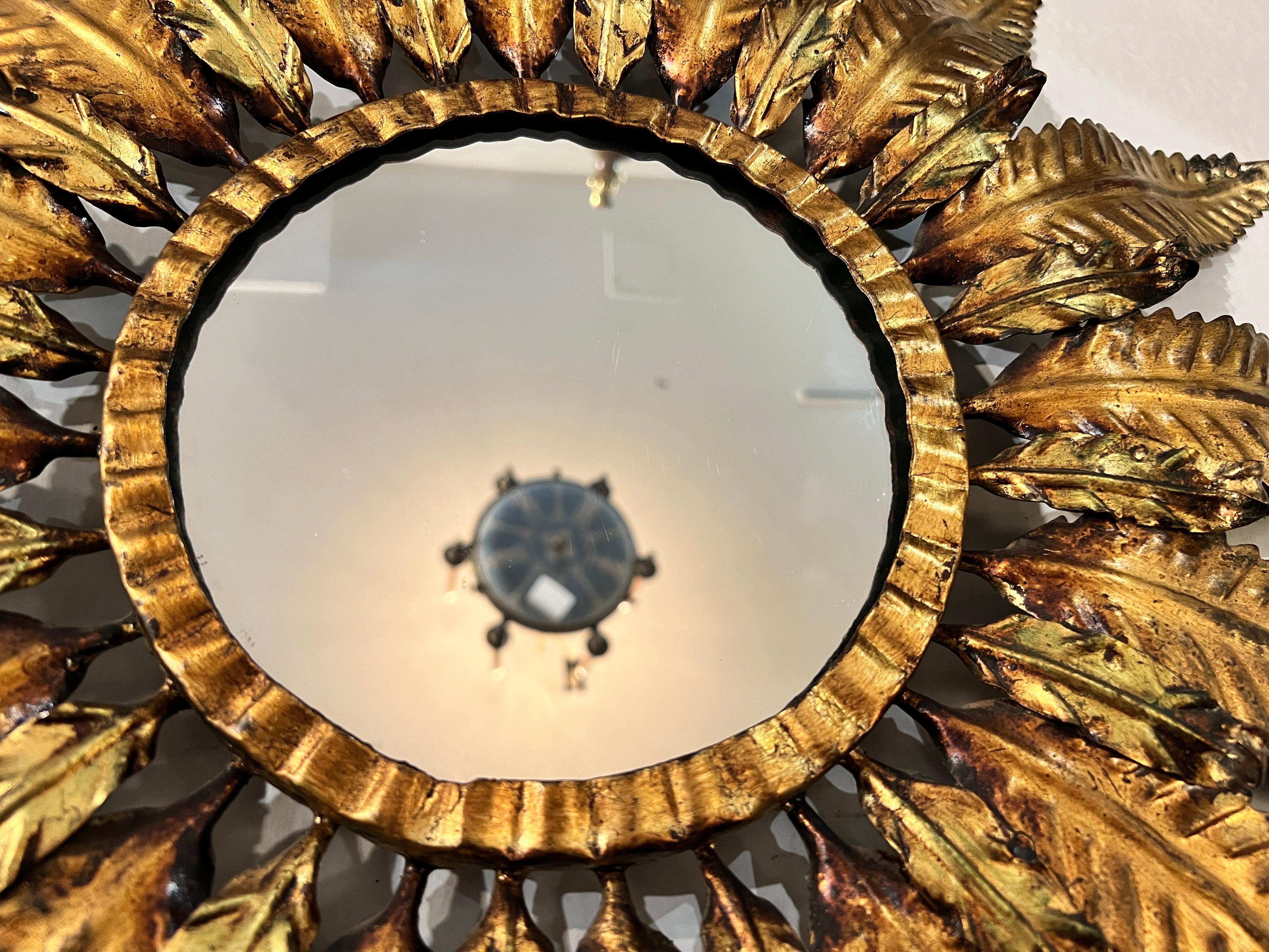 1940er Jahre Französisch vergoldet Metall Sunburst Spiegel  im Zustand „Hervorragend“ im Angebot in Mt Kisco, NY