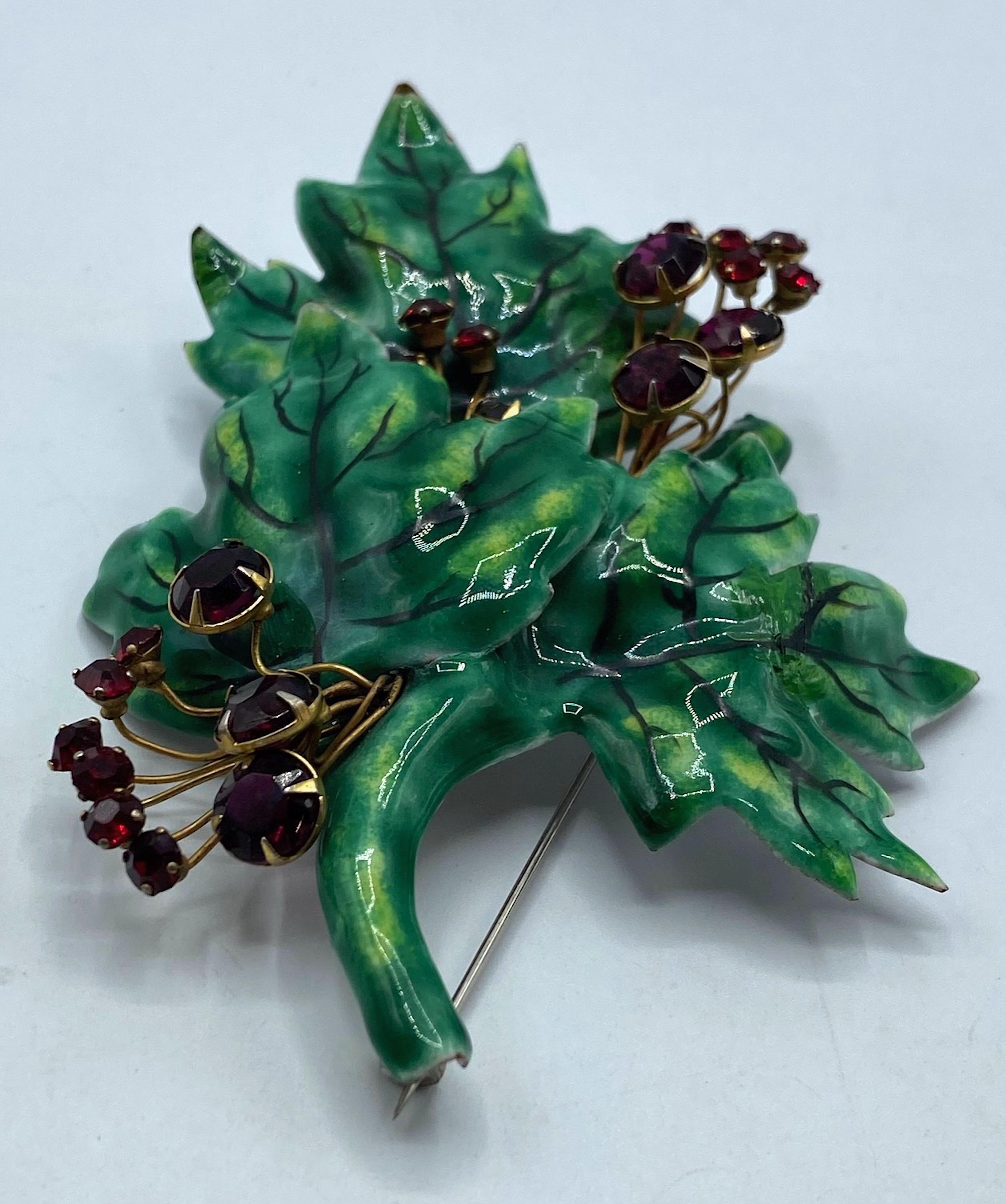 1940er Jahre Französisch Grün Emaille & Rubin Strass Blatt Branch Brosche im Angebot 5