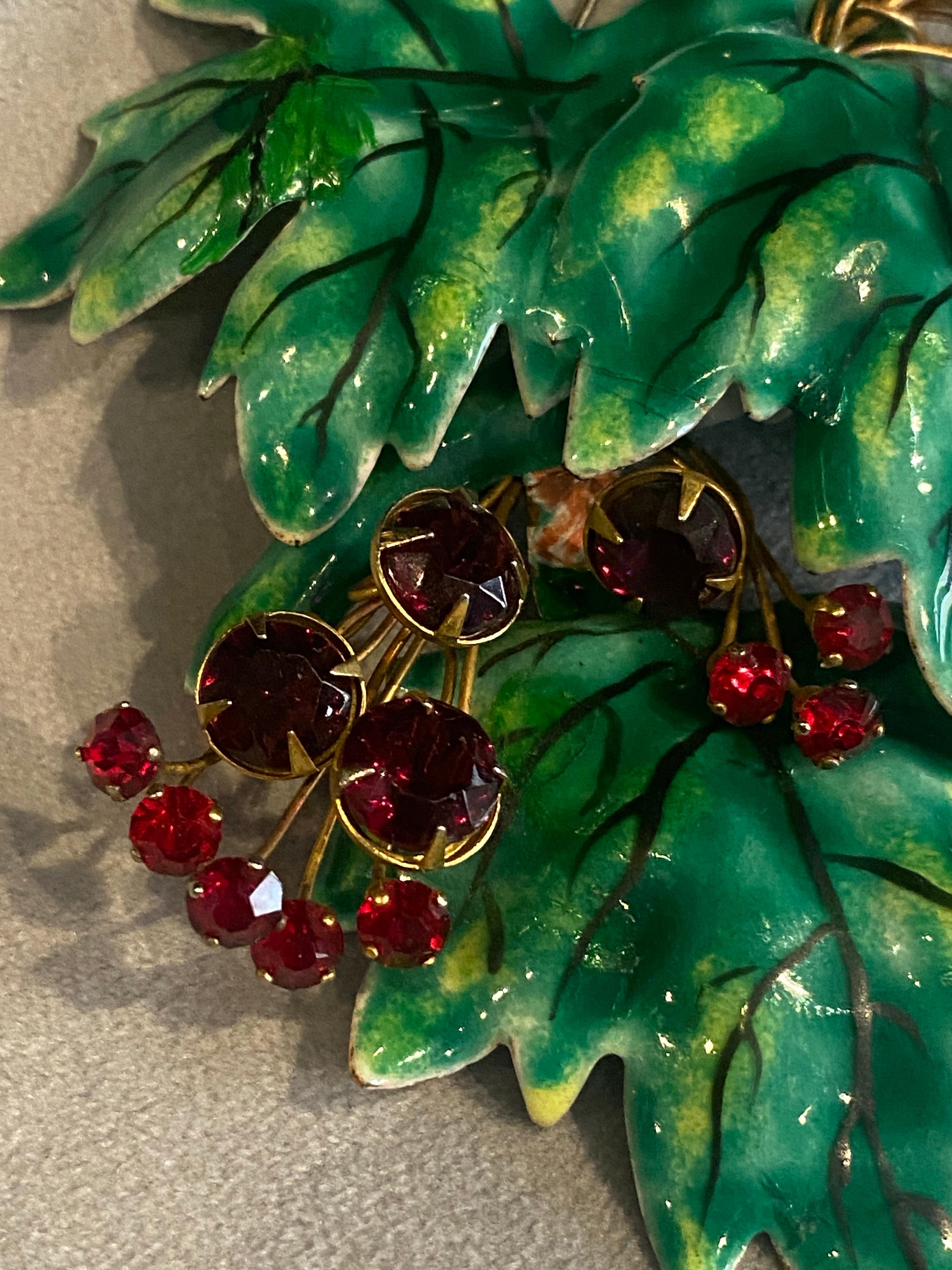 1940er Jahre Französisch Grün Emaille & Rubin Strass Blatt Branch Brosche im Zustand „Gut“ im Angebot in New York, NY