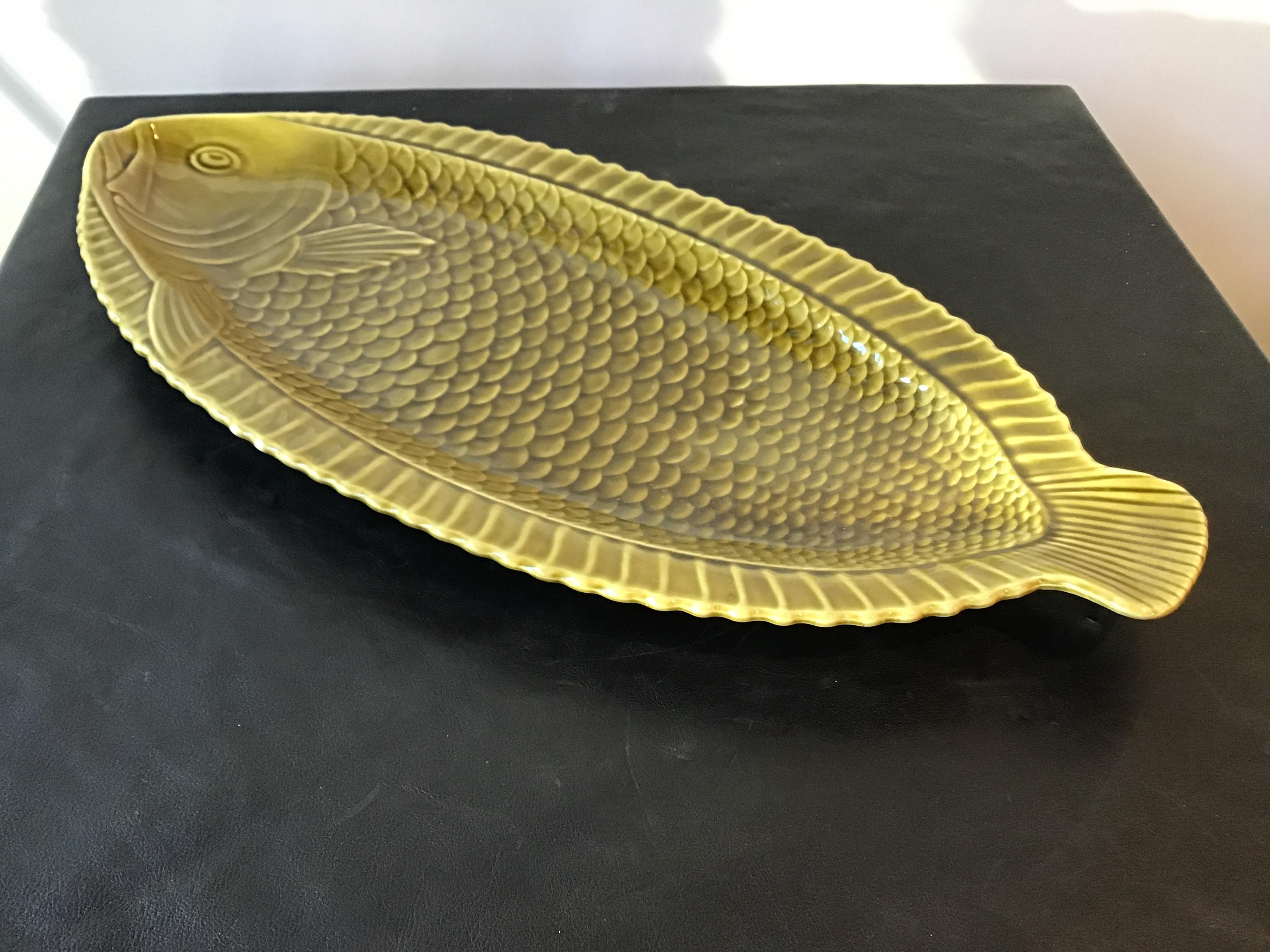 1940s French Green Majolica Fish Platter by Sarreguemines In Good Condition In Tarrytown, NY
