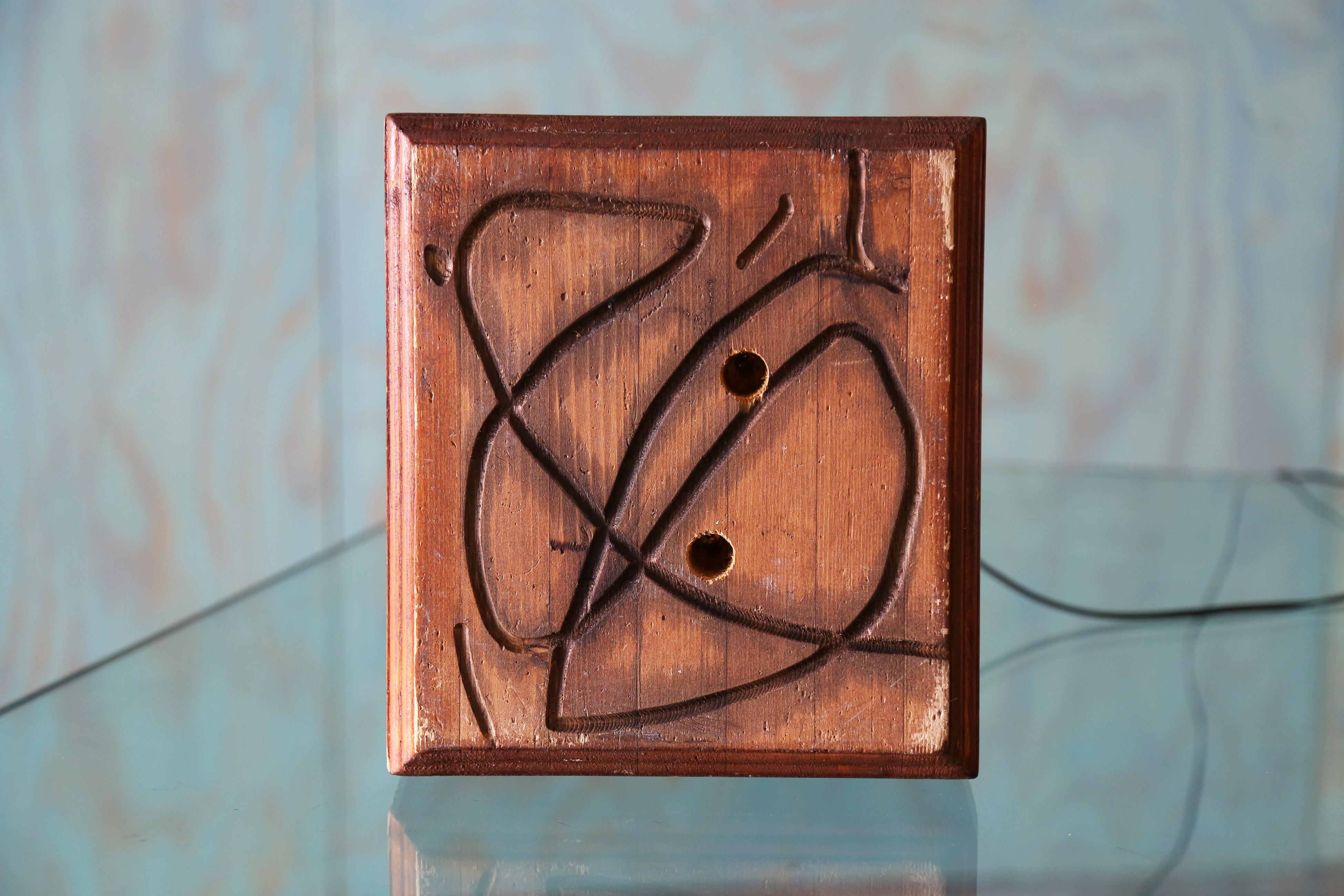 Lampada da tavolo in legno biomorfa francese degli anni '40 scolpita a mano a forma di donna in vendita 4