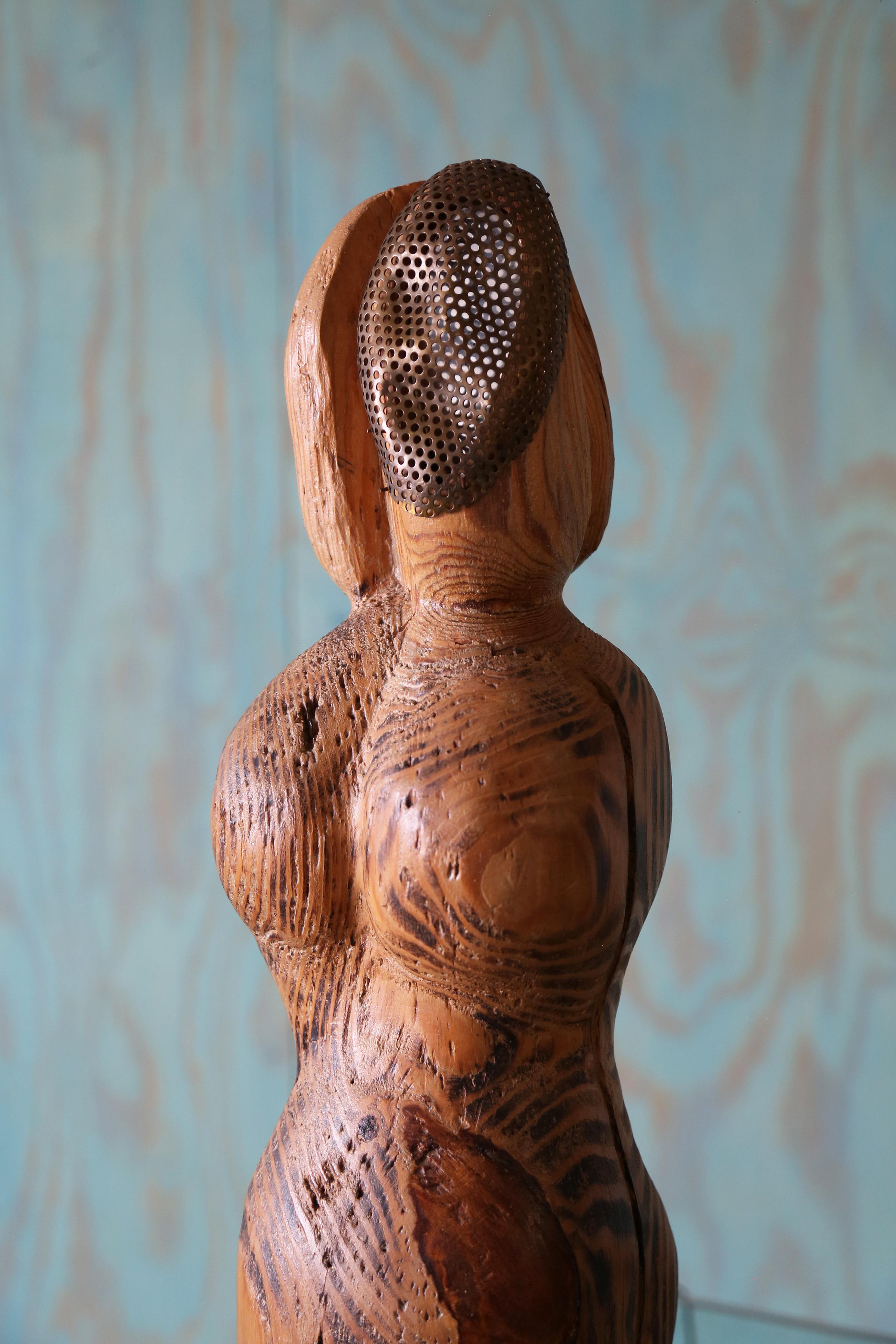 Mid-Century moderno Lampada da tavolo in legno biomorfa francese degli anni '40 scolpita a mano a forma di donna in vendita