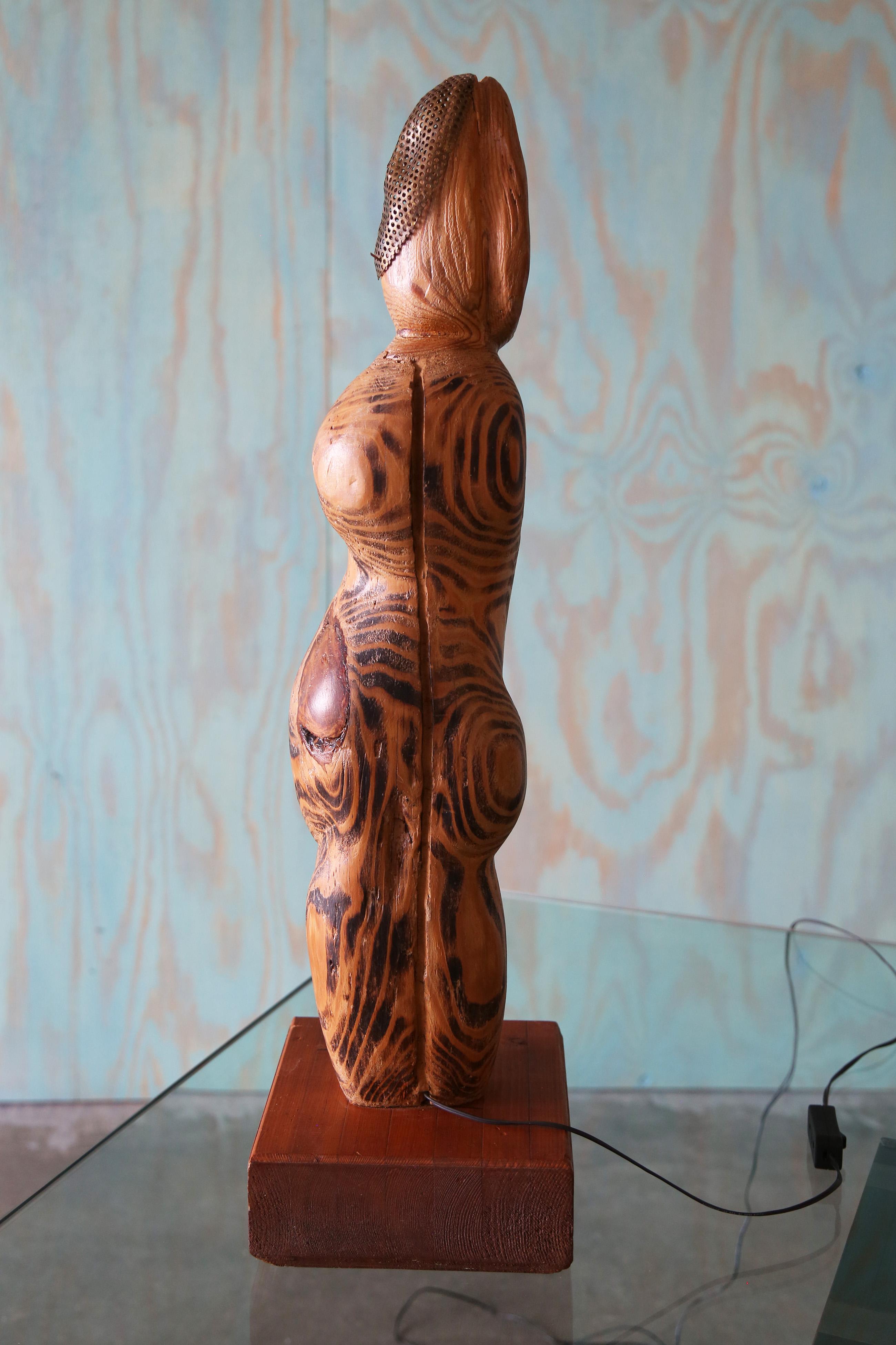 Sconosciuto Lampada da tavolo in legno biomorfa francese degli anni '40 scolpita a mano a forma di donna in vendita