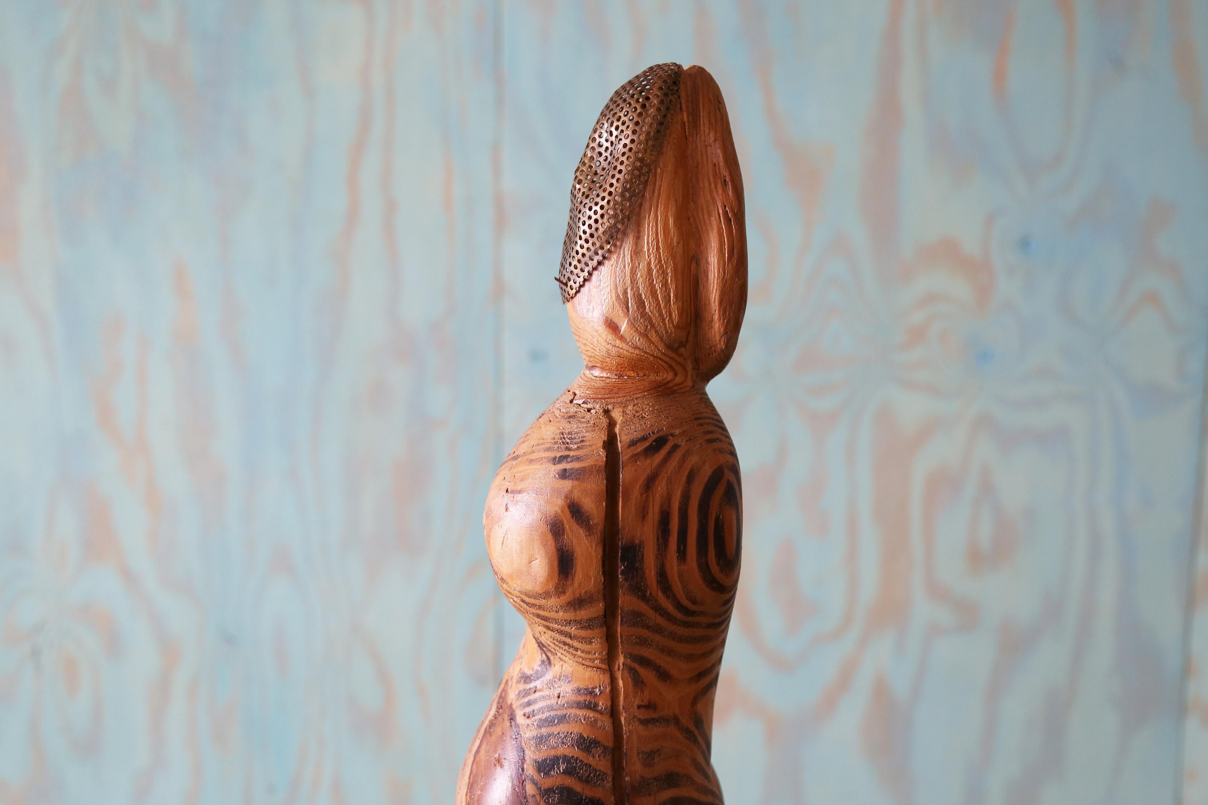 Lampada da tavolo in legno biomorfa francese degli anni '40 scolpita a mano a forma di donna In condizioni discrete in vendita a Virginia Beach, VA
