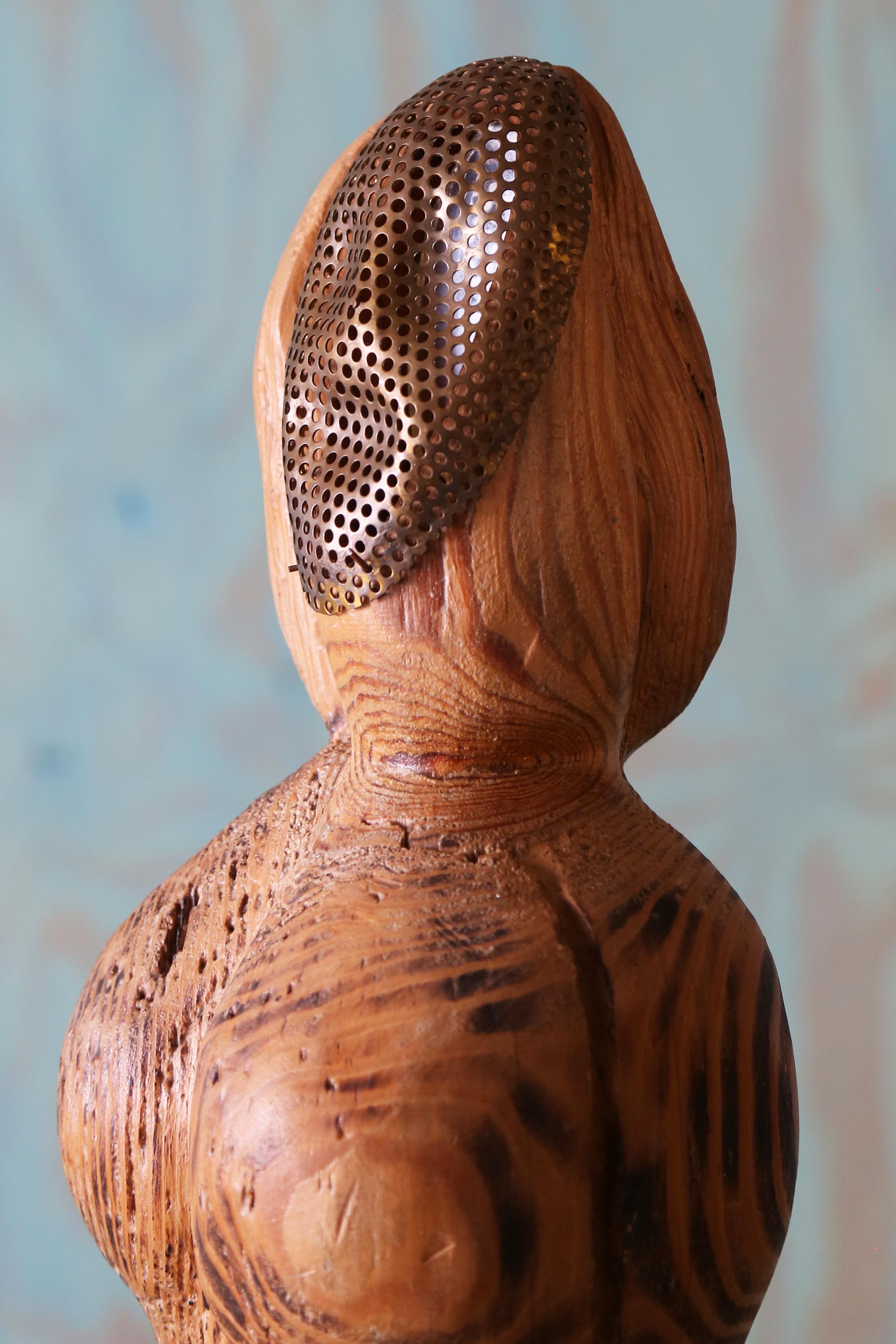 Metà XX secolo Lampada da tavolo in legno biomorfa francese degli anni '40 scolpita a mano a forma di donna in vendita