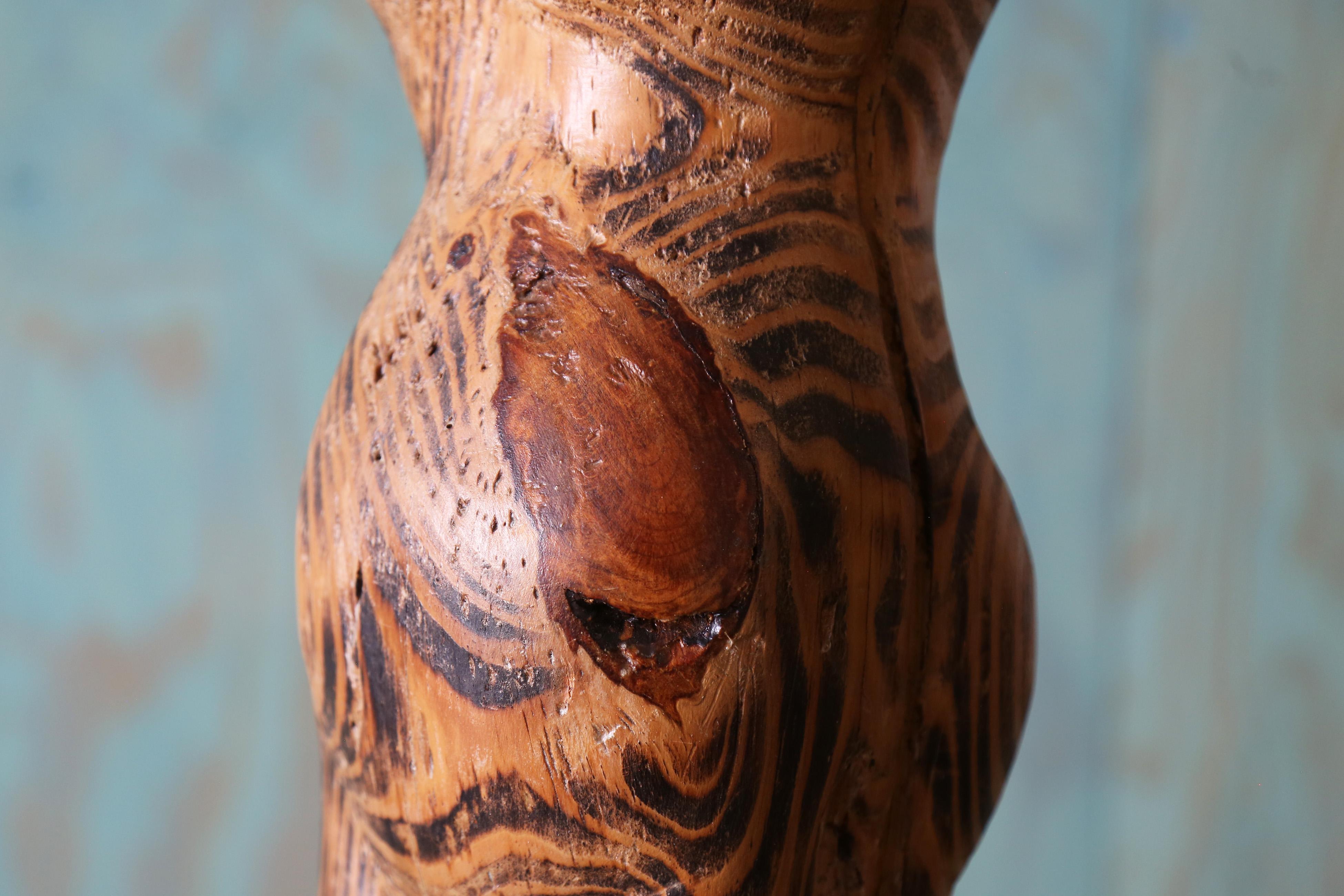 Metallo Lampada da tavolo in legno biomorfa francese degli anni '40 scolpita a mano a forma di donna in vendita