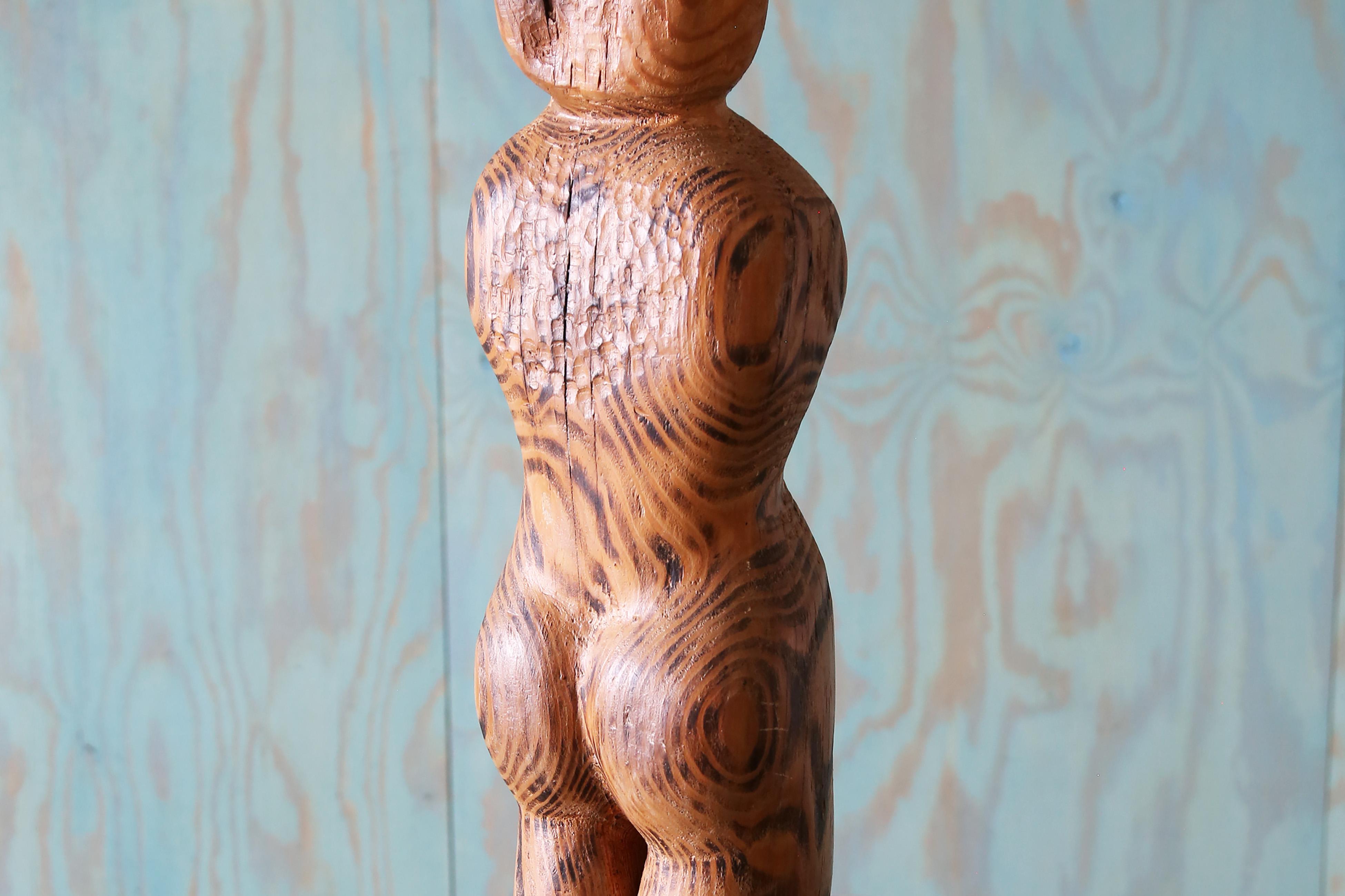Lampada da tavolo in legno biomorfa francese degli anni '40 scolpita a mano a forma di donna in vendita 1