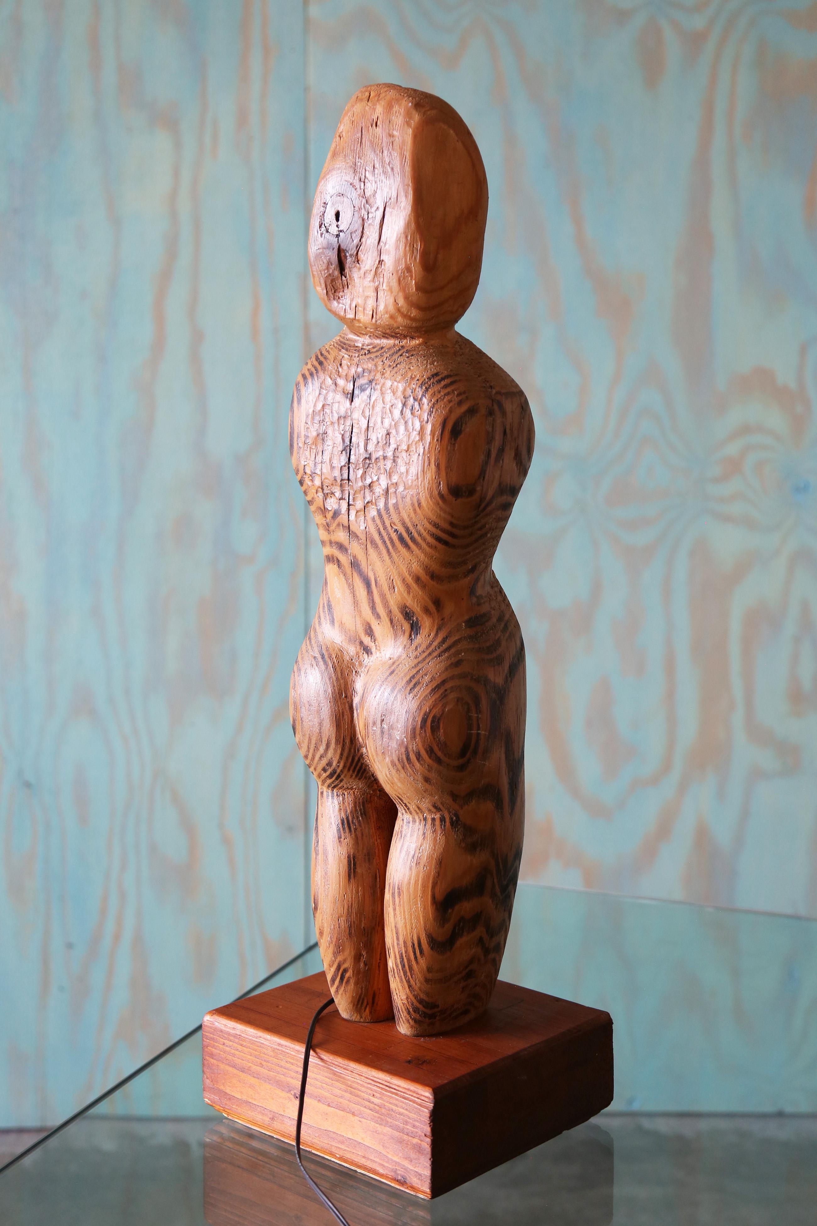 Lampada da tavolo in legno biomorfa francese degli anni '40 scolpita a mano a forma di donna in vendita 2