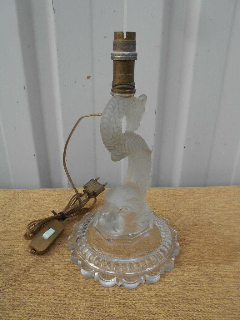 Lampe de table en cristal Hollywood Regency des années 1940, dauphin/ créature de mer/ Koi. Cette lampe est signée par Baccarat. J'ai acheté cette lampe à un collectionneur de lampes Baccarat.