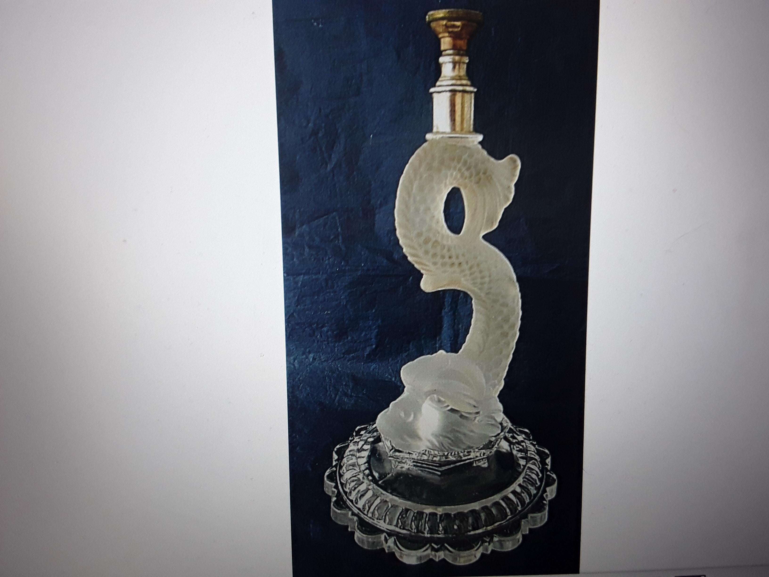 Magnifique lampe de table en cristal dépoli signée Baccarat, datant des années 1940. Créature marine figurative/ Koi/ Poisson dauphin en plein relief. Lampe étonnante et très détaillée.