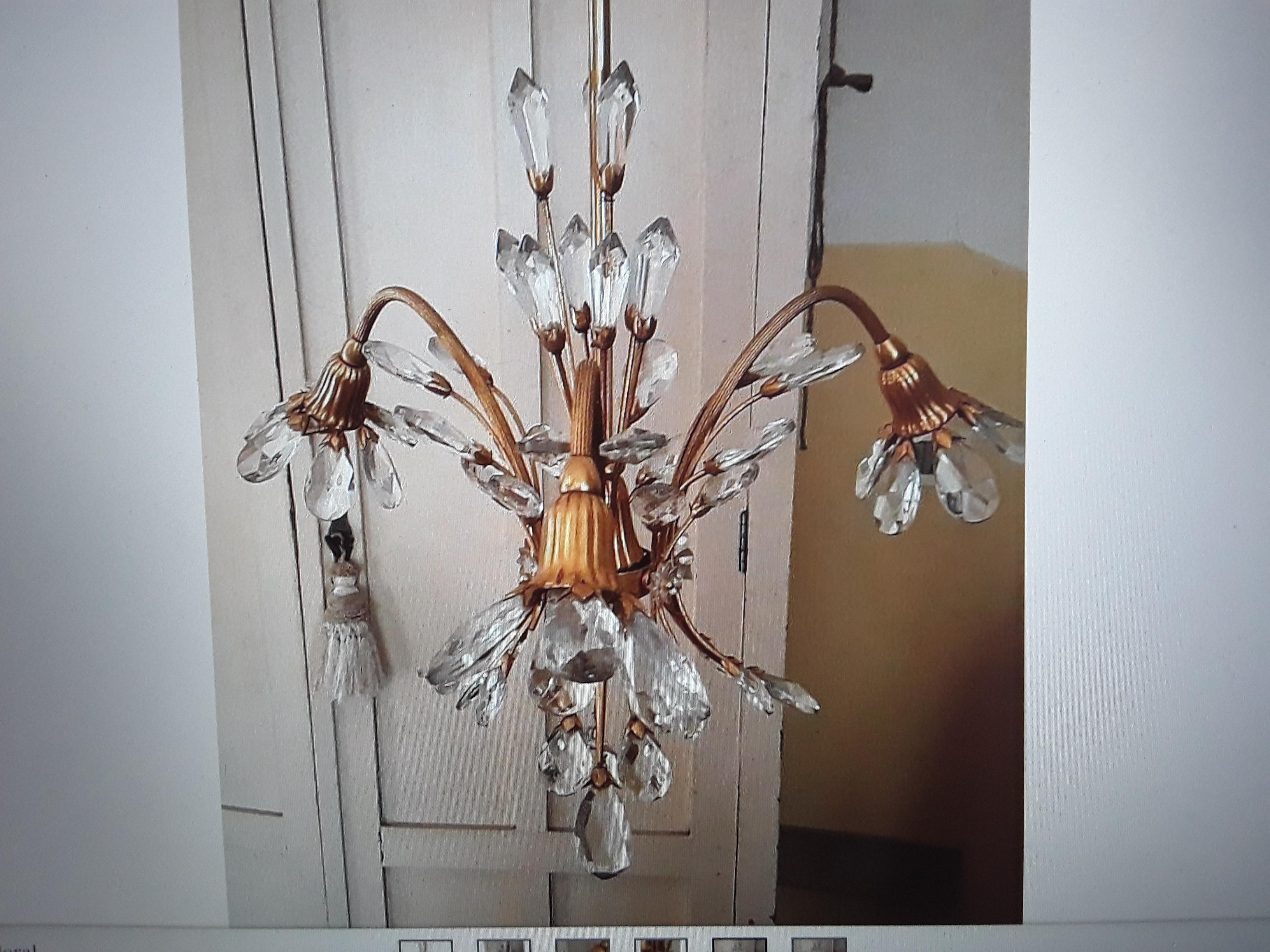 Milieu du XXe siècle Lustre français de style Hollywood Regency des années 1940, en bronze doré avec cristal taillé de forme florale  en vente