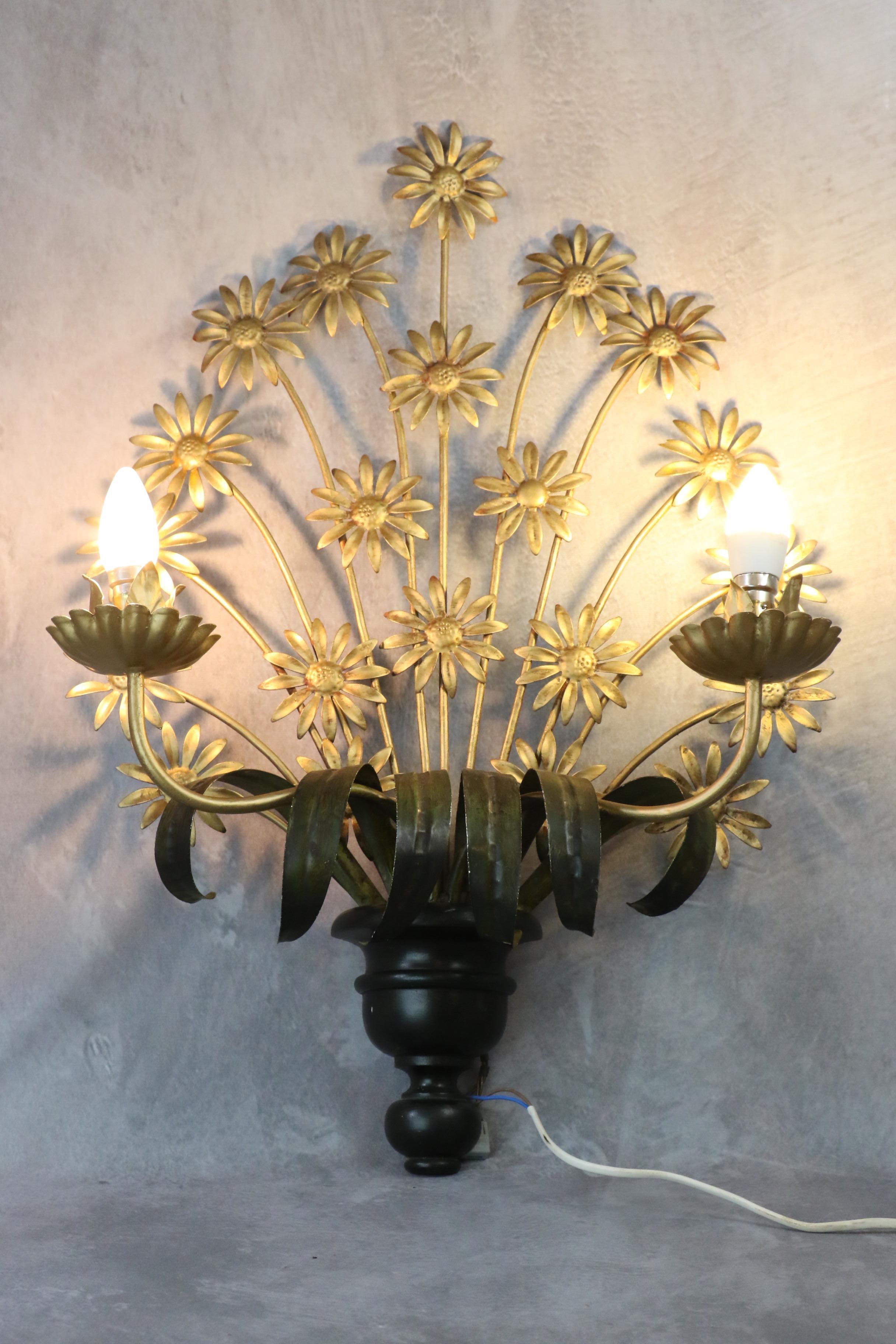 1940's french Hollywood Regency wall lamp, golden daisies bouquet For Sale 3