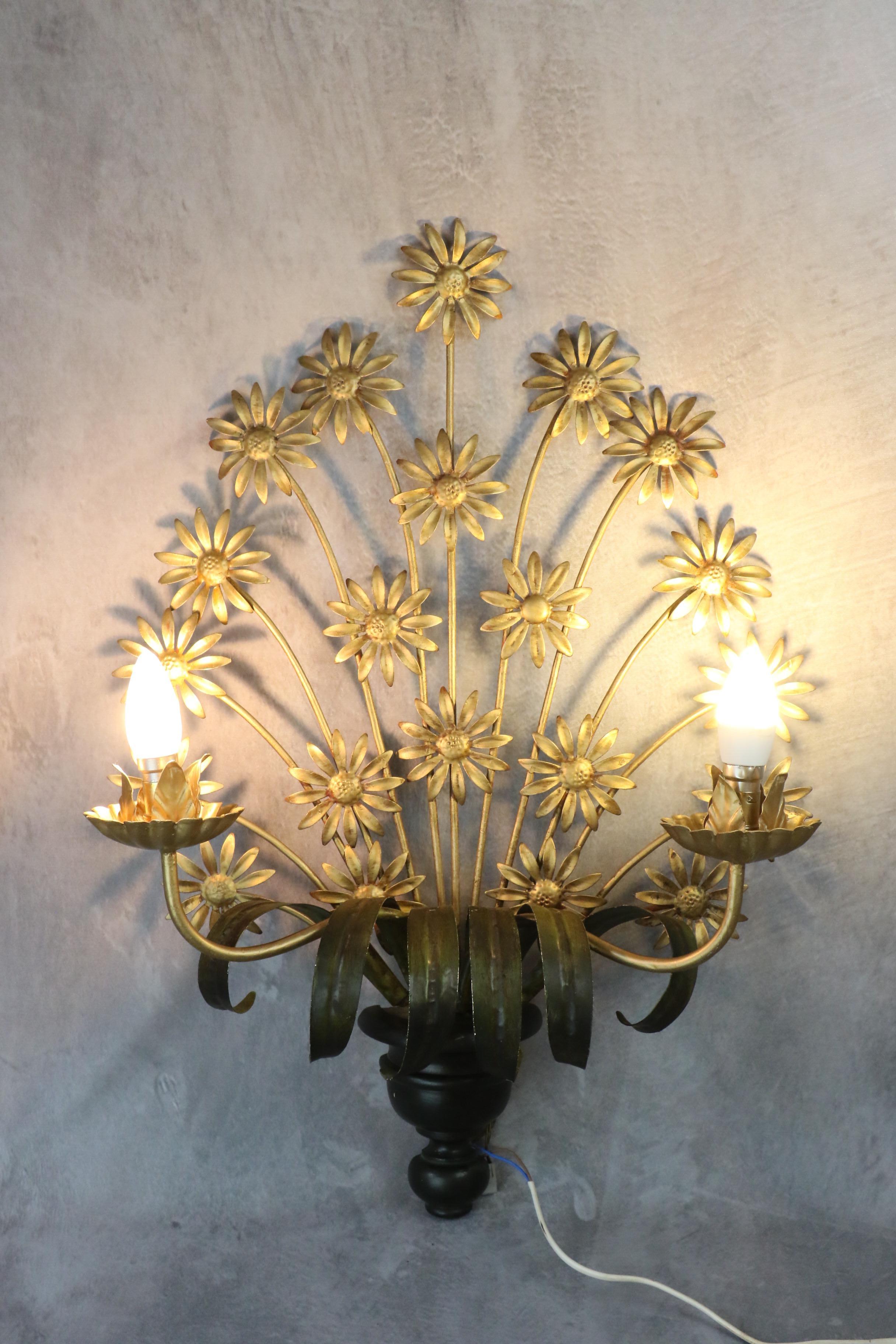 1940's french Hollywood Regency wall lamp, golden daisies bouquet For Sale 4